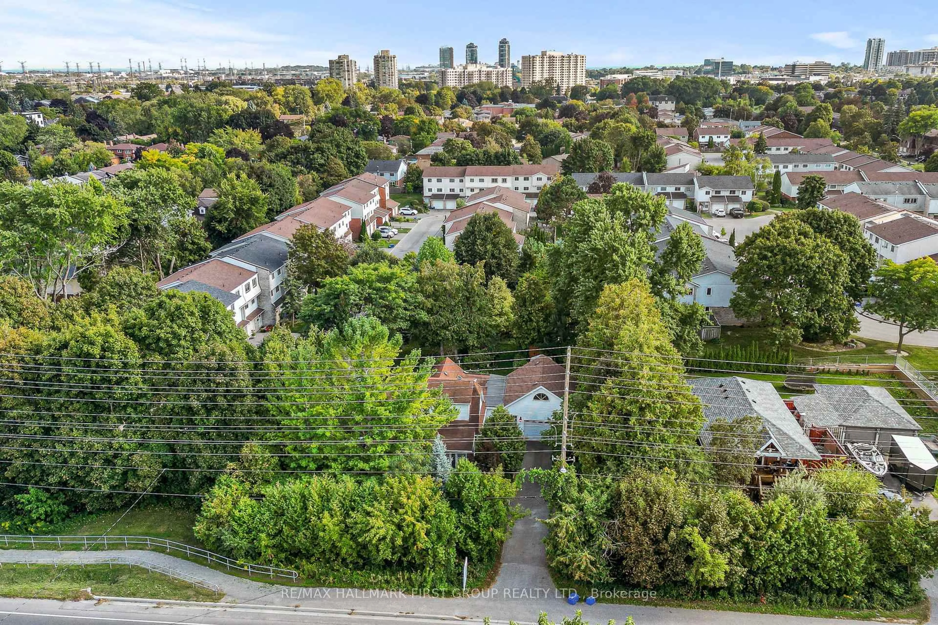 A pic from outside/outdoor area/front of a property/back of a property/a pic from drone, city buildings view from balcony for 1433 Finch Ave, Pickering Ontario L1V 1J8