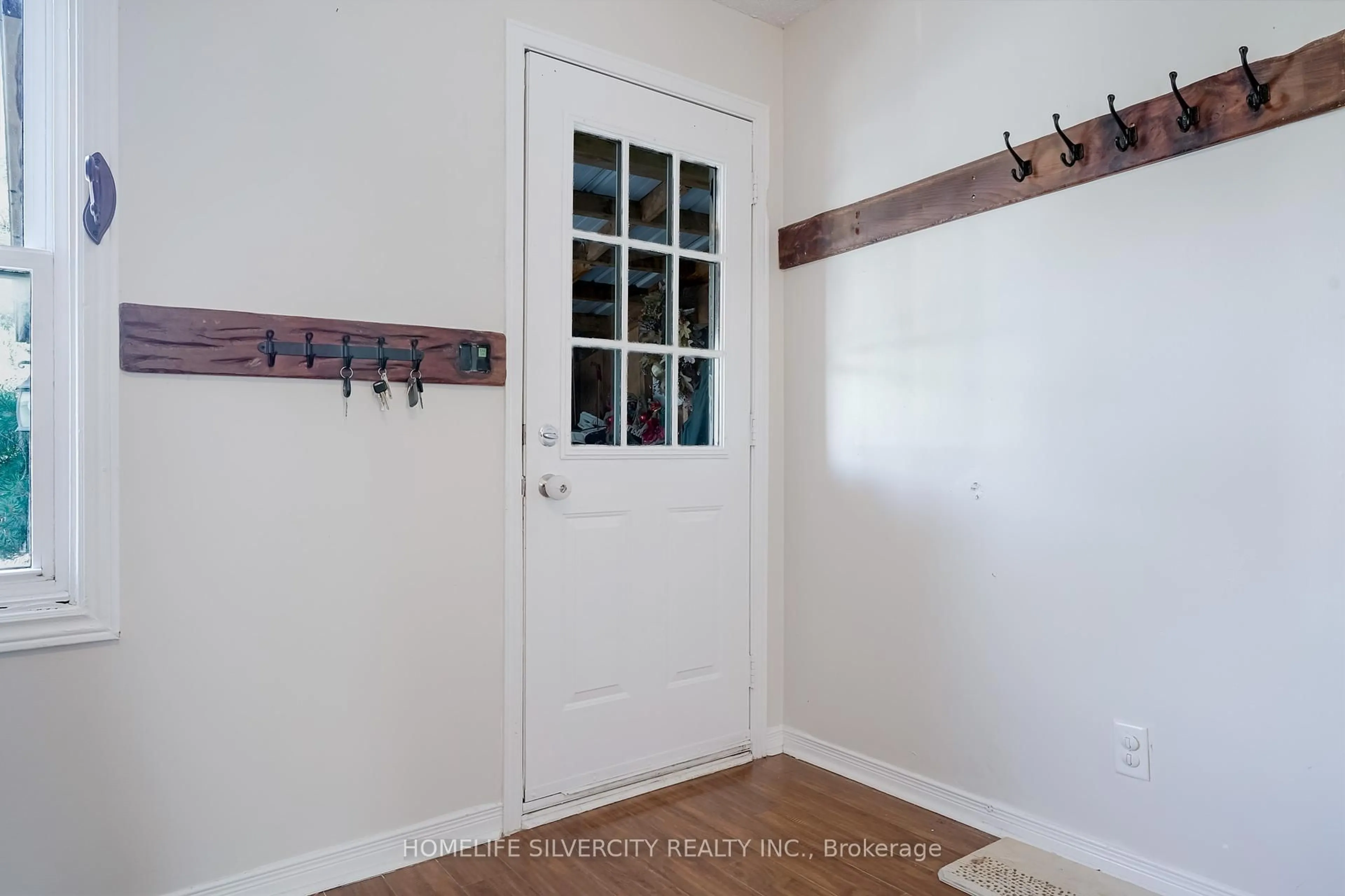 Indoor entryway for 283 Park Rd, Oshawa Ontario L1J 4H4