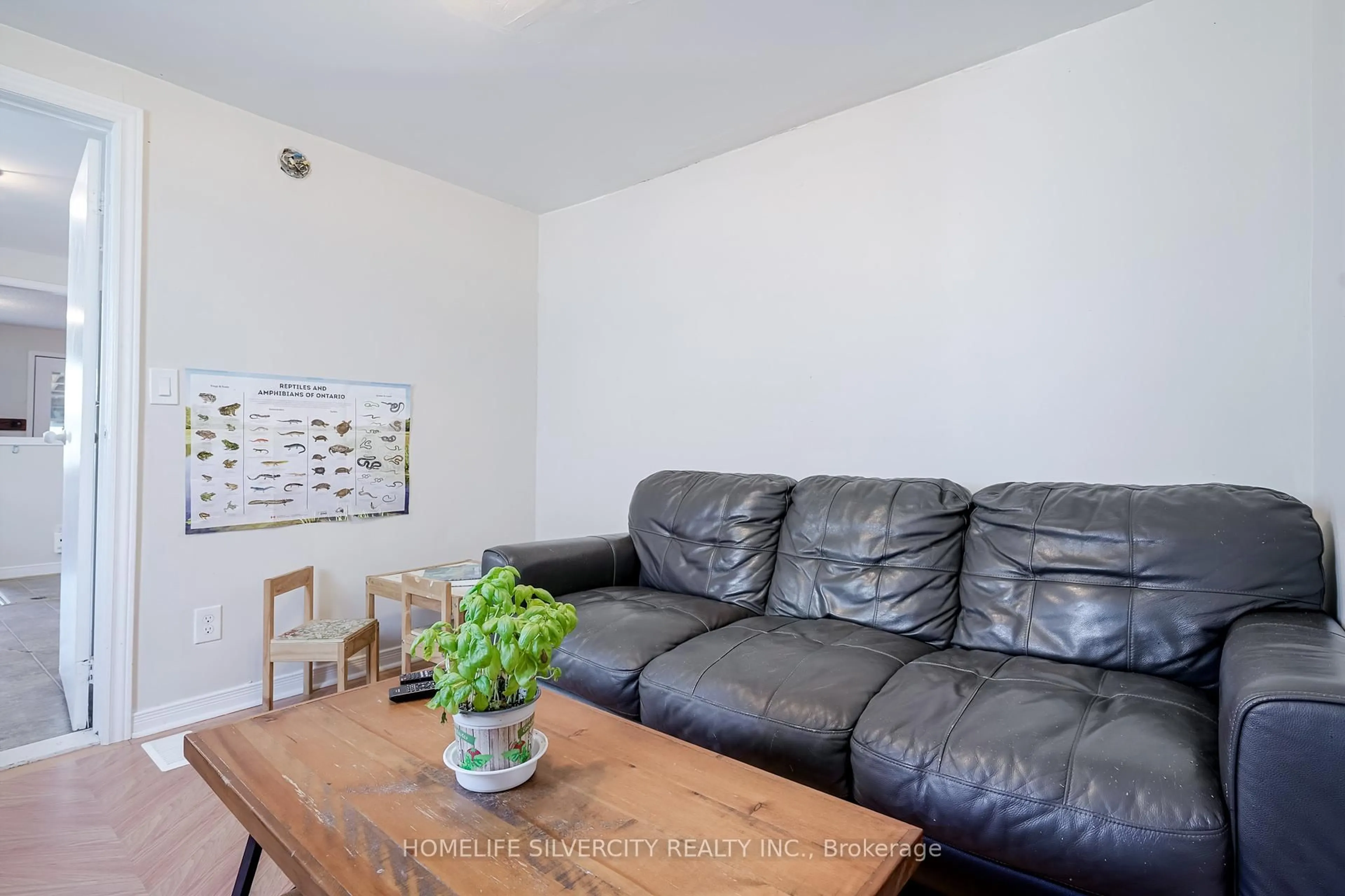 Living room with furniture, unknown for 283 Park Rd, Oshawa Ontario L1J 4H4