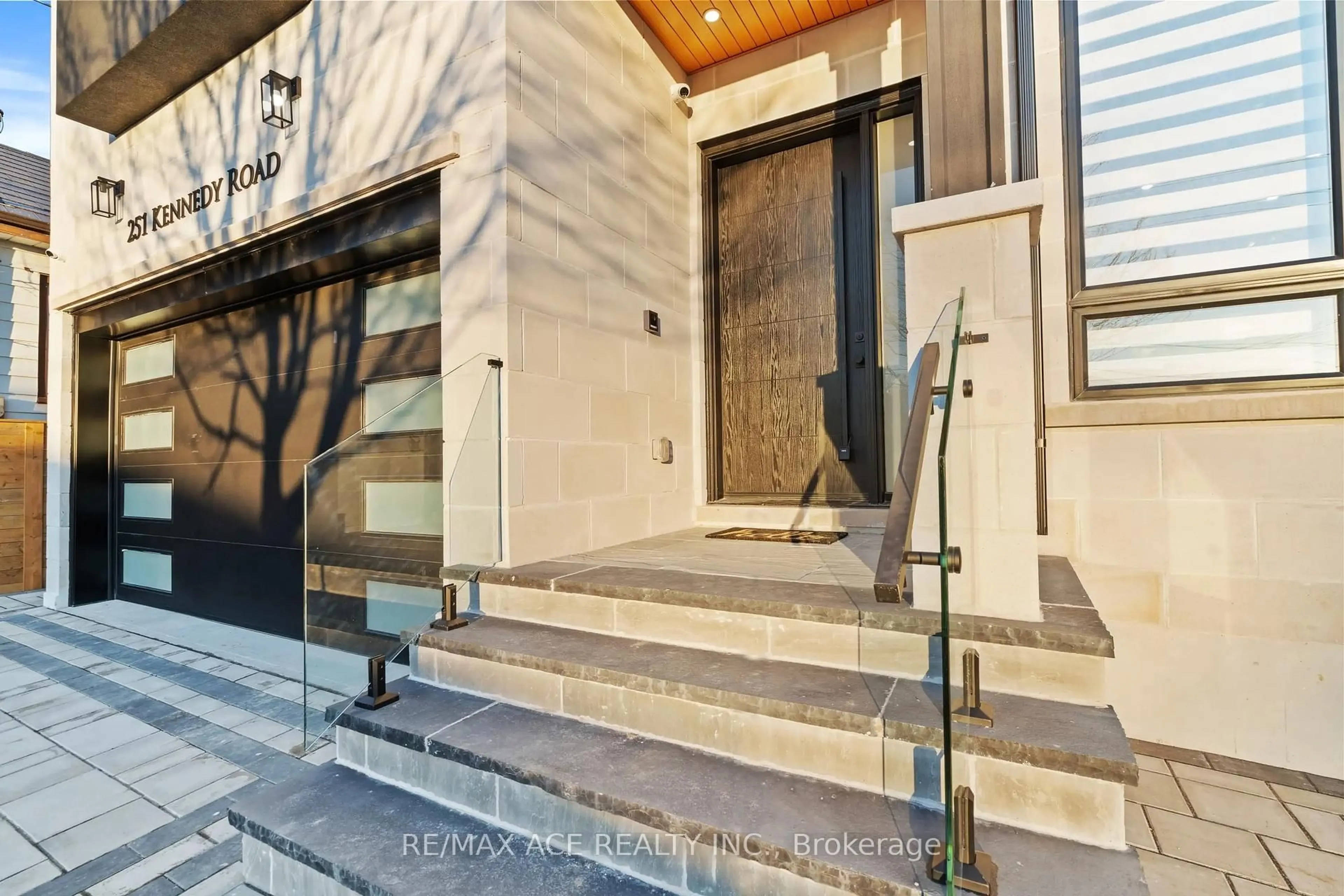 Indoor entryway for 251 Kennedy Rd, Toronto Ontario M1N 3P4