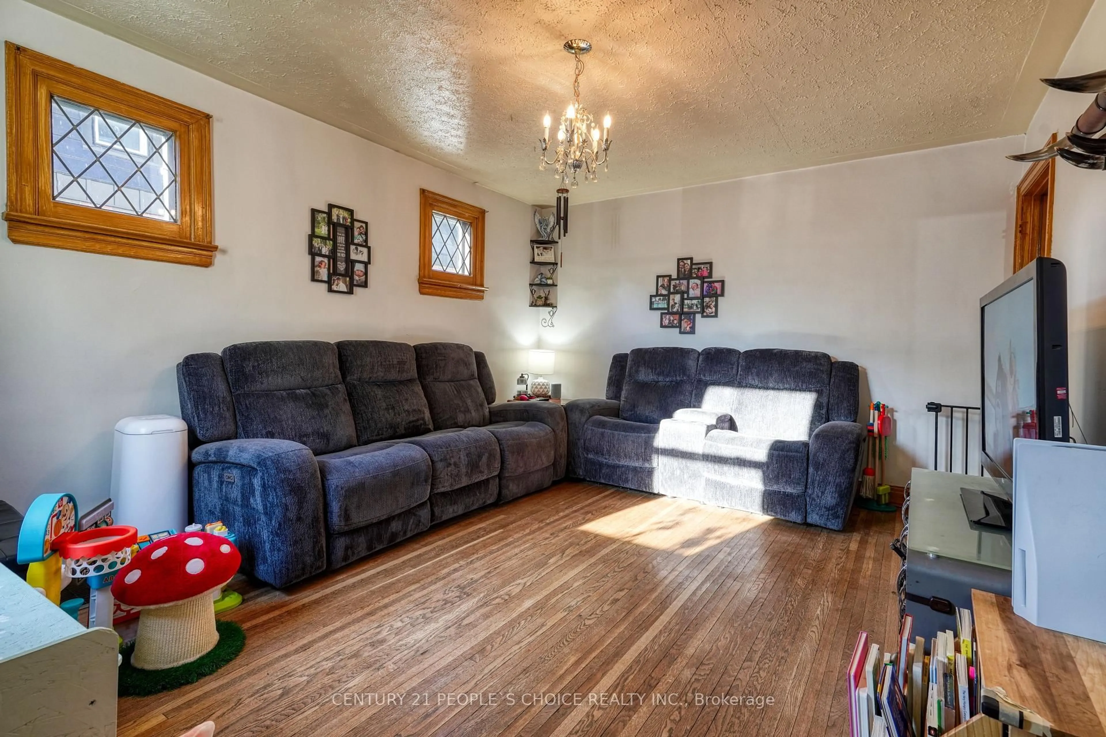 Living room with furniture, wood/laminate floor for 365 Division St, Oshawa Ontario L1G 5M8