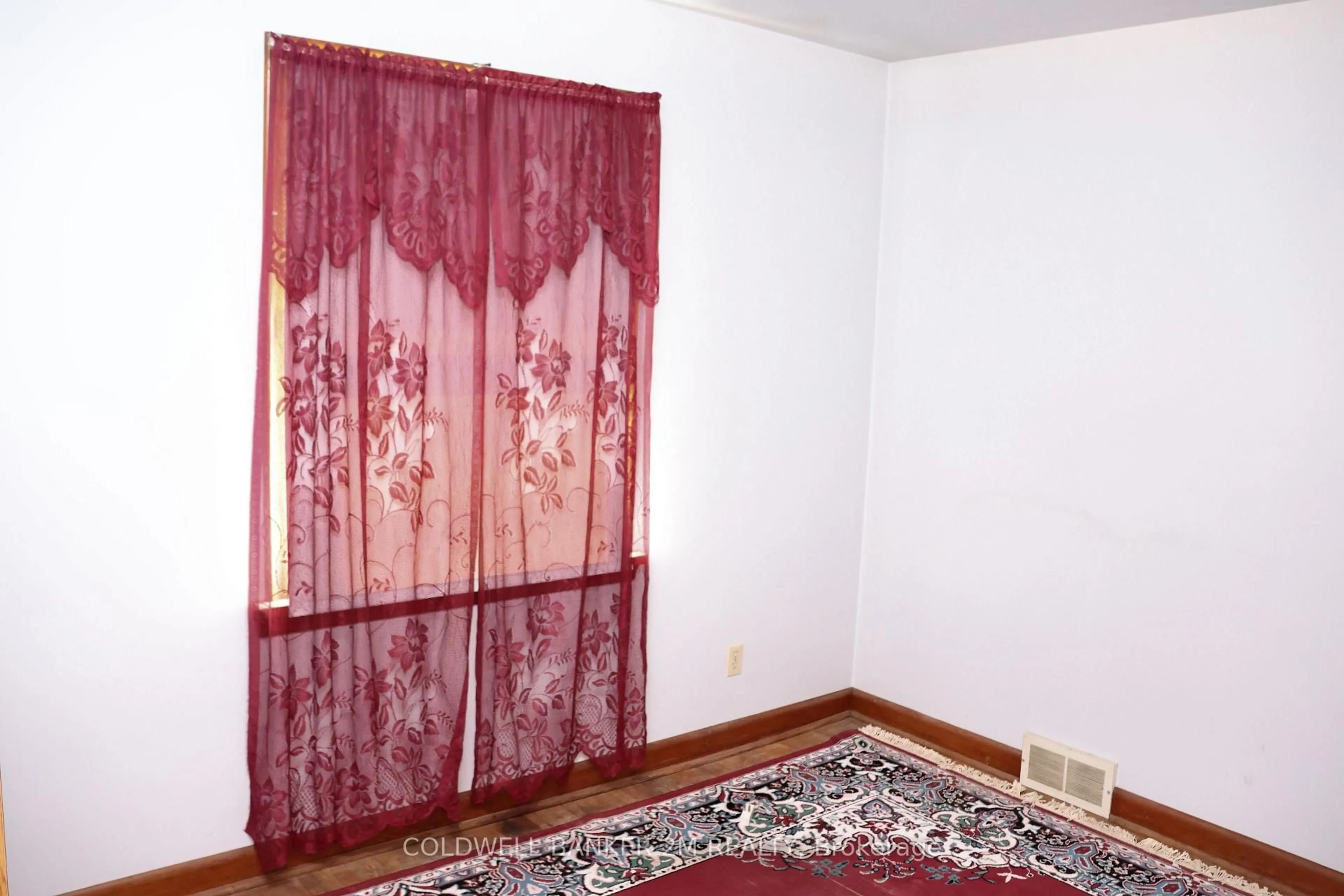 A pic of a room for 90 Cromwell Ave, Oshawa Ontario L1J 4T6