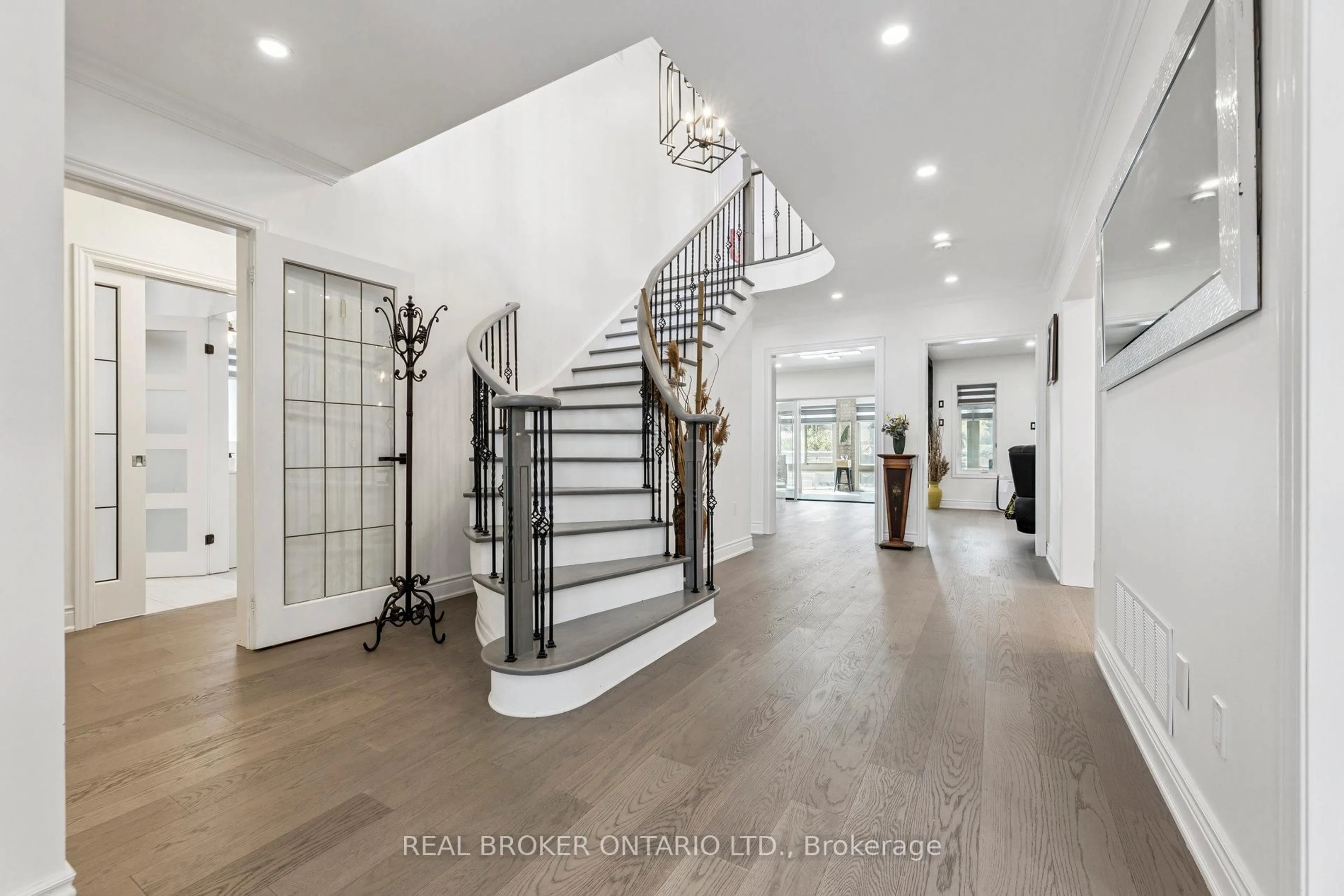 Indoor entryway for 1566 Oakburn St, Pickering Ontario L1V 6W1