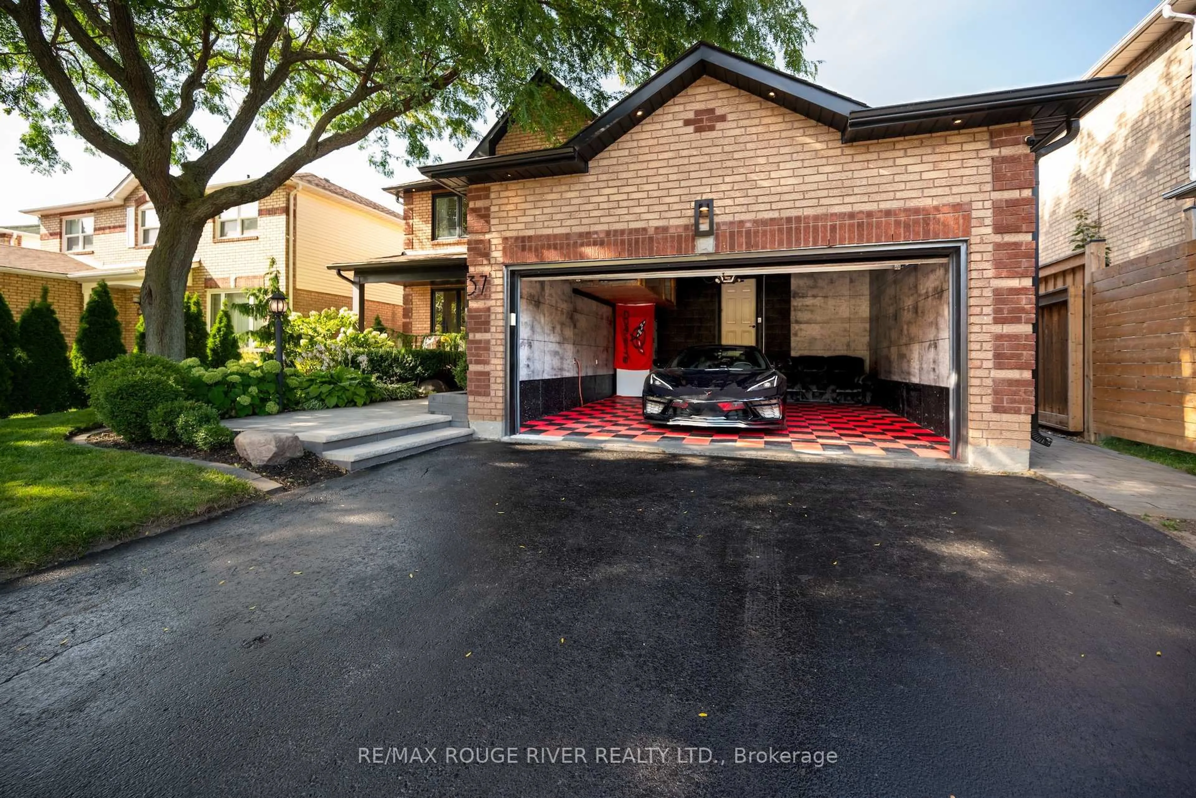 Indoor garage for 37 Doncaster Cres, Clarington Ontario L1B 1E7