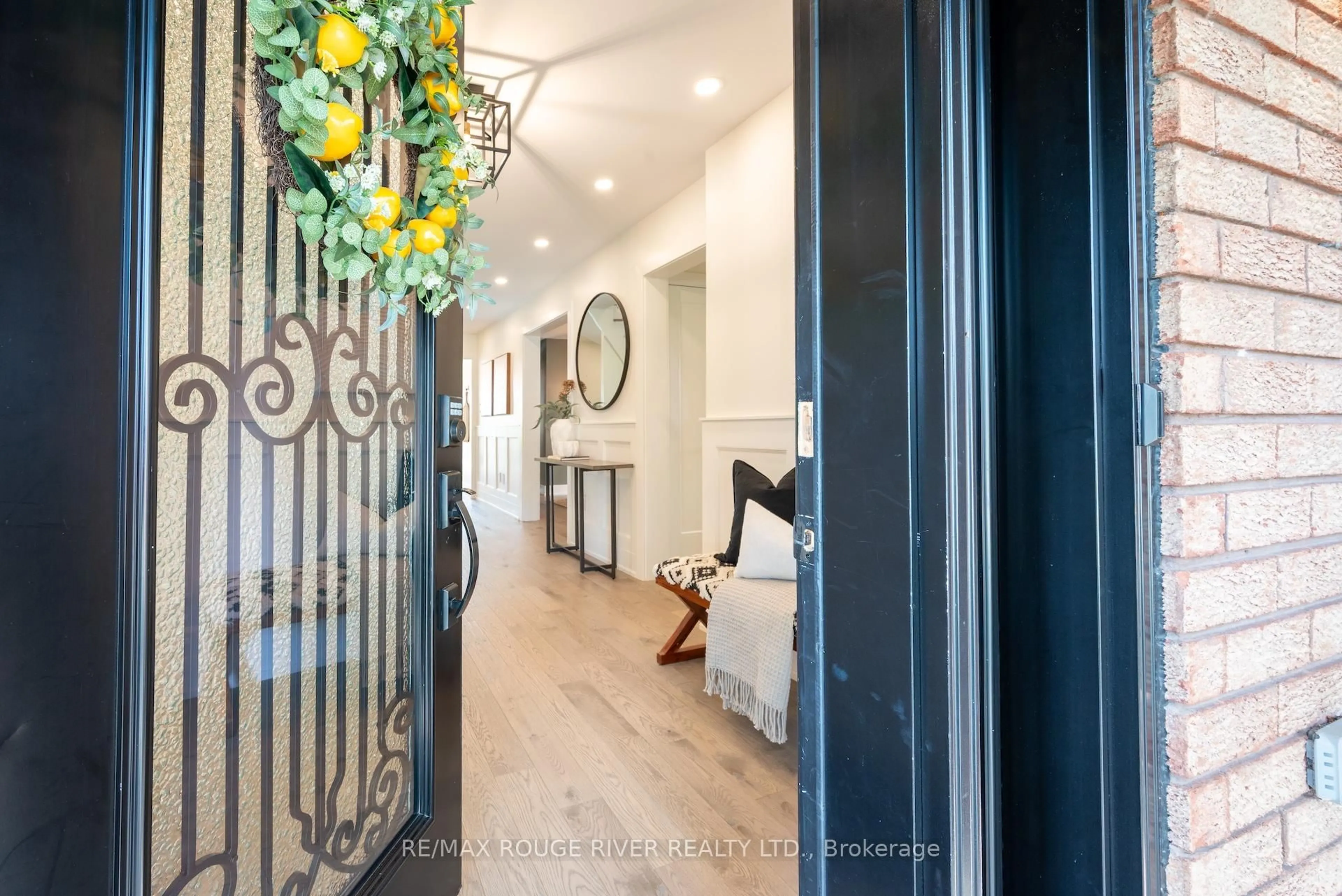 Indoor entryway for 37 Doncaster Cres, Clarington Ontario L1B 1E7