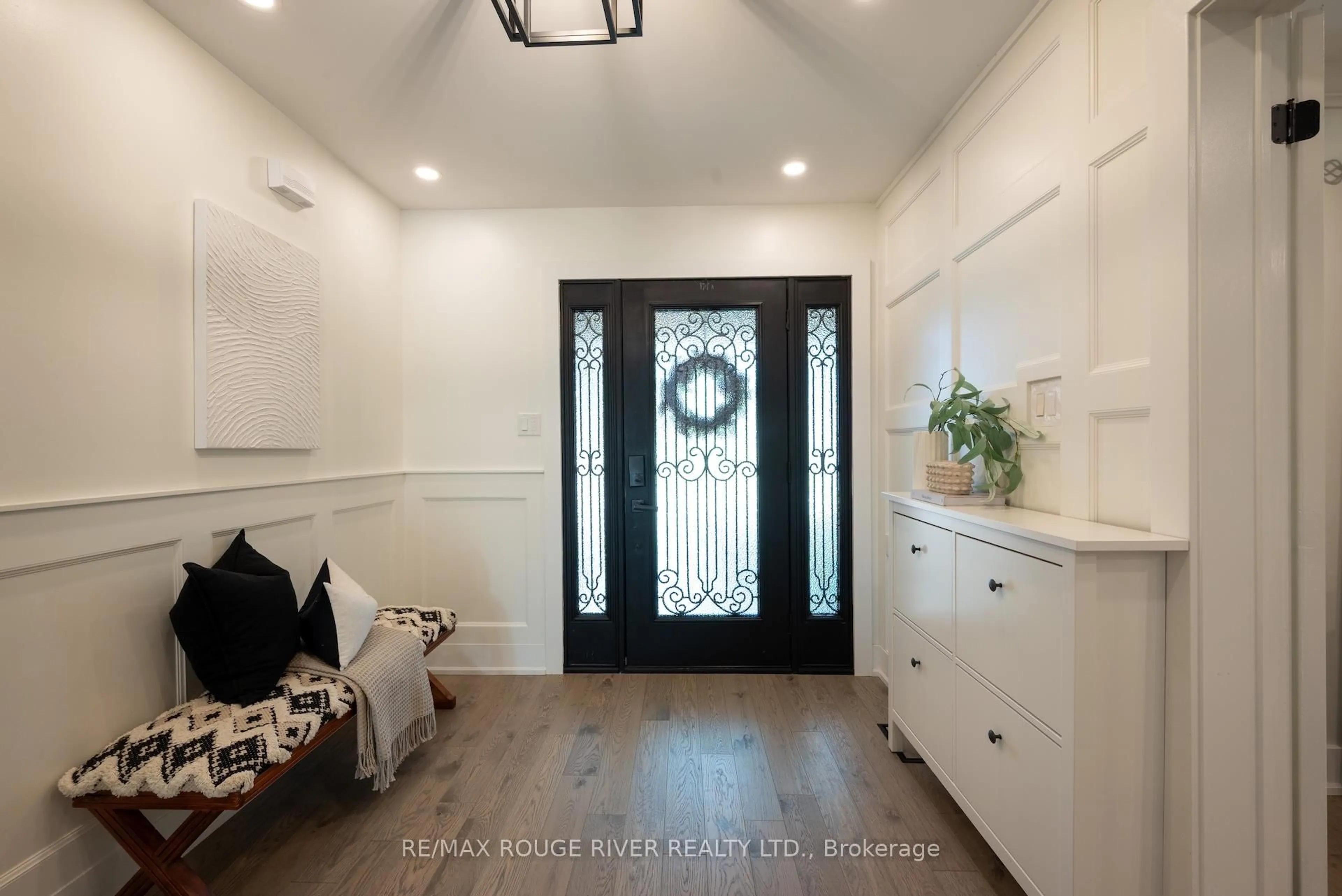 Indoor entryway for 37 Doncaster Cres, Clarington Ontario L1B 1E7