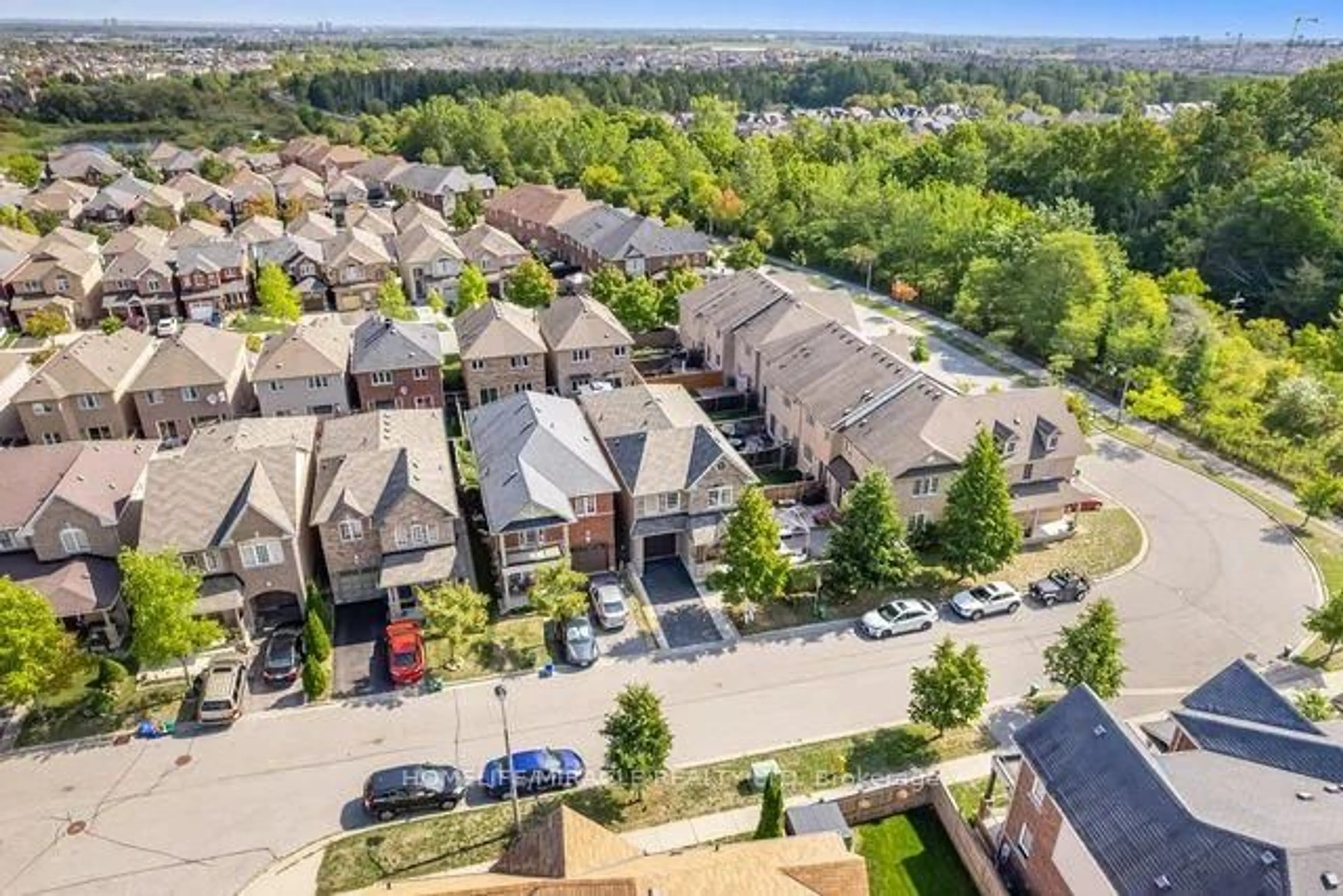 A pic from outside/outdoor area/front of a property/back of a property/a pic from drone, street for 25 Luce Dr, Ajax Ontario L1Z 0K2