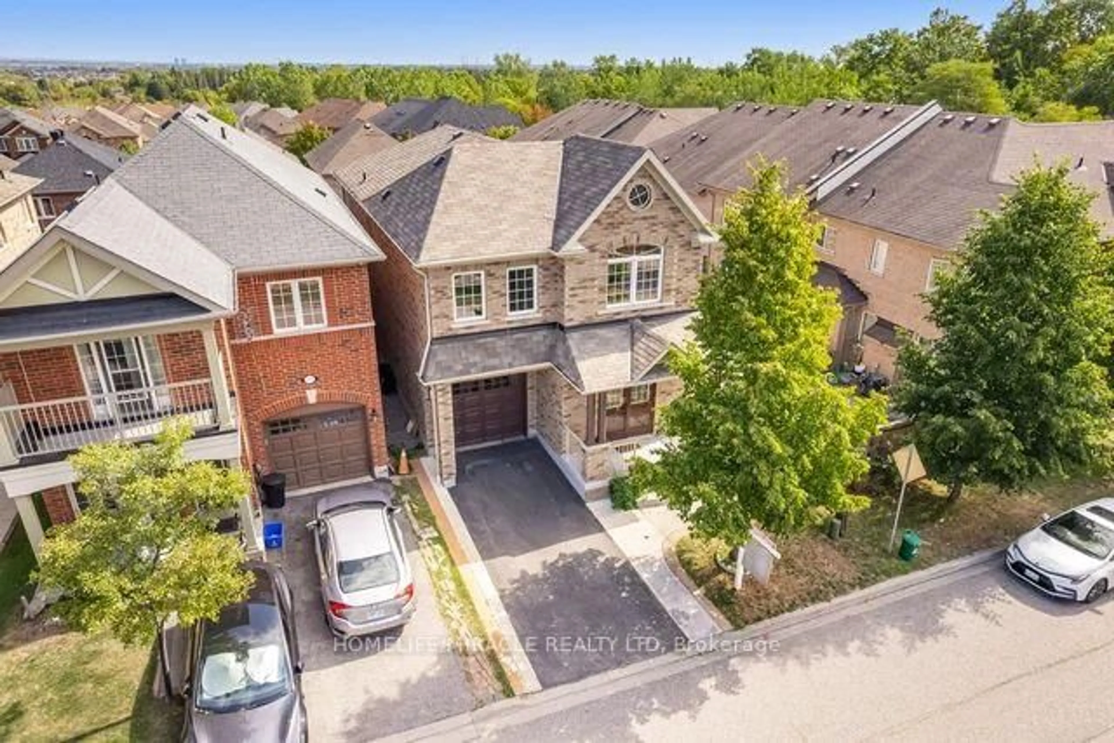 A pic from outside/outdoor area/front of a property/back of a property/a pic from drone, street for 25 Luce Dr, Ajax Ontario L1Z 0K2