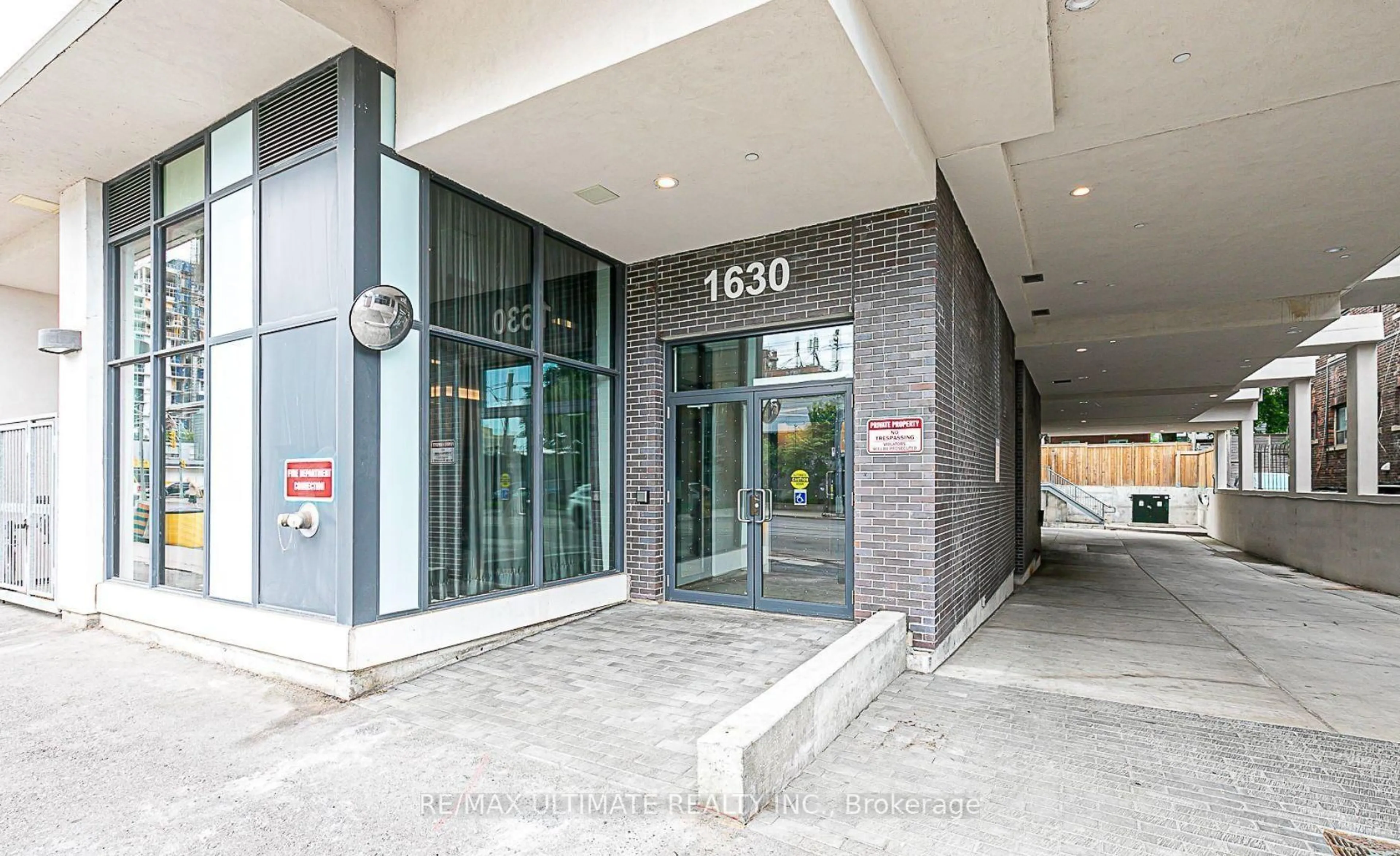 Indoor foyer for 1630 Queen St #301, Toronto Ontario M4L 0B3