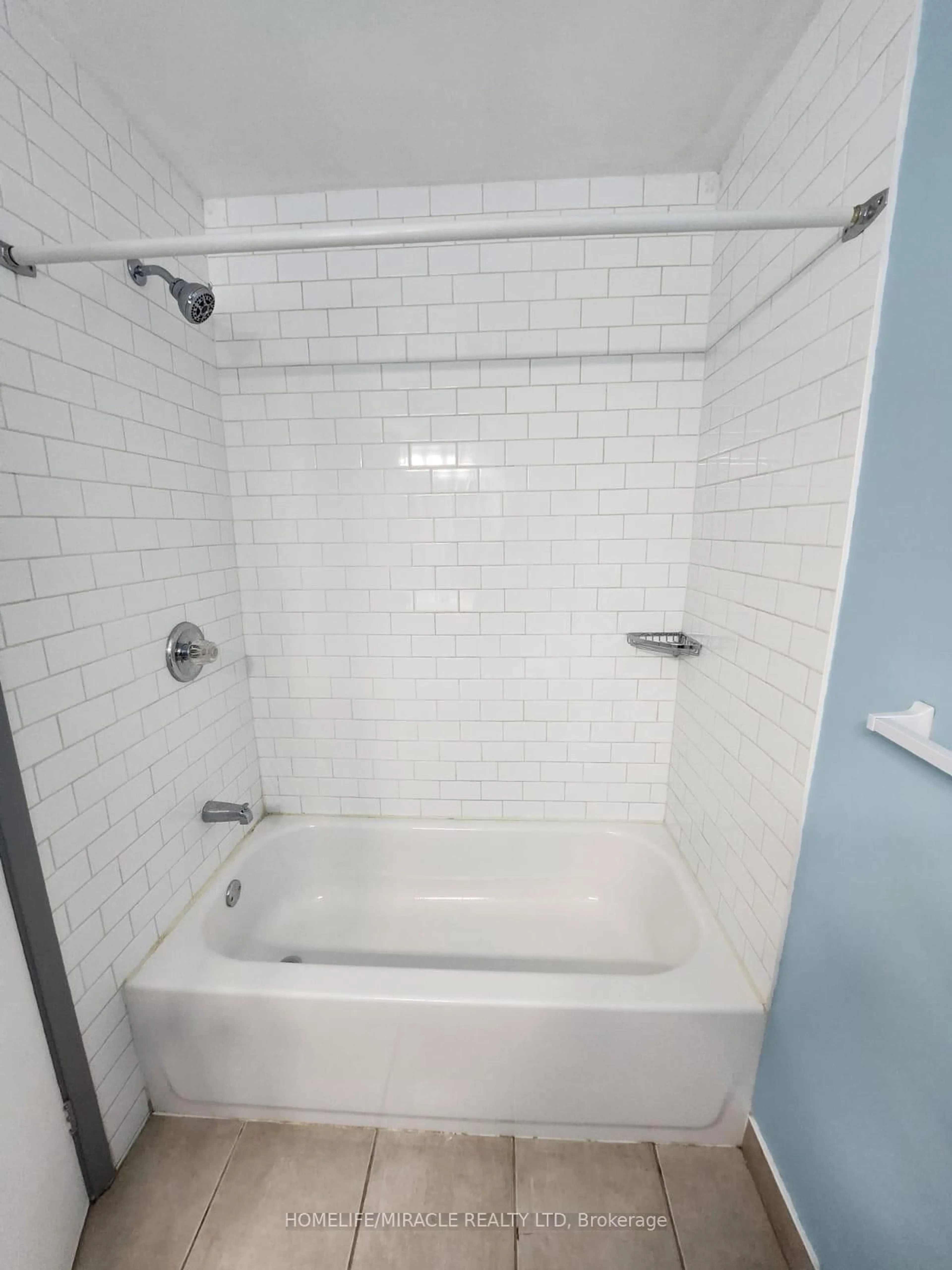 Standard bathroom, ceramic/tile floor for 1100 Oxford St #2, Oshawa Ontario L1J 6G4