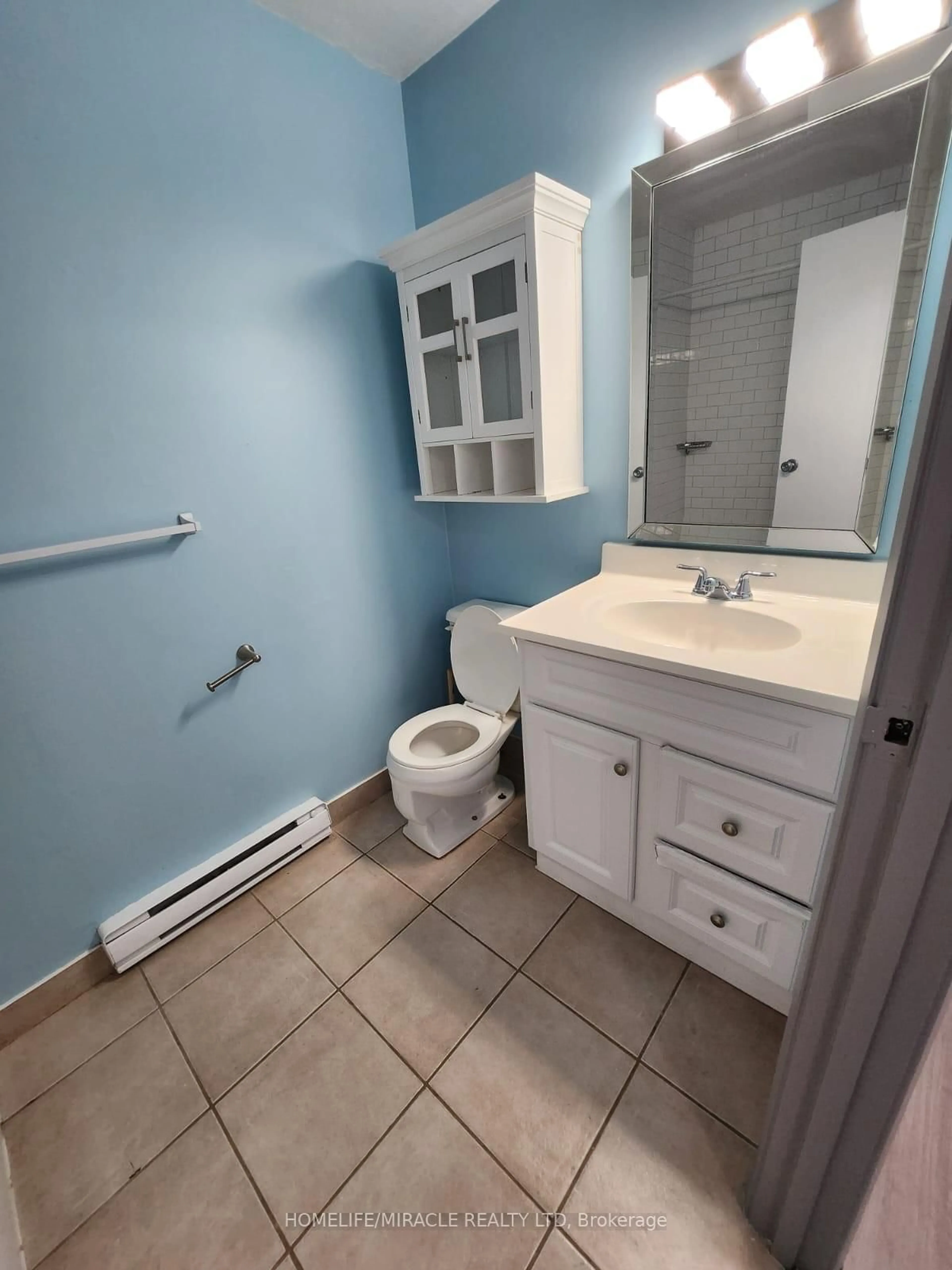A pic of a room for 1100 Oxford St #2, Oshawa Ontario L1J 6G4