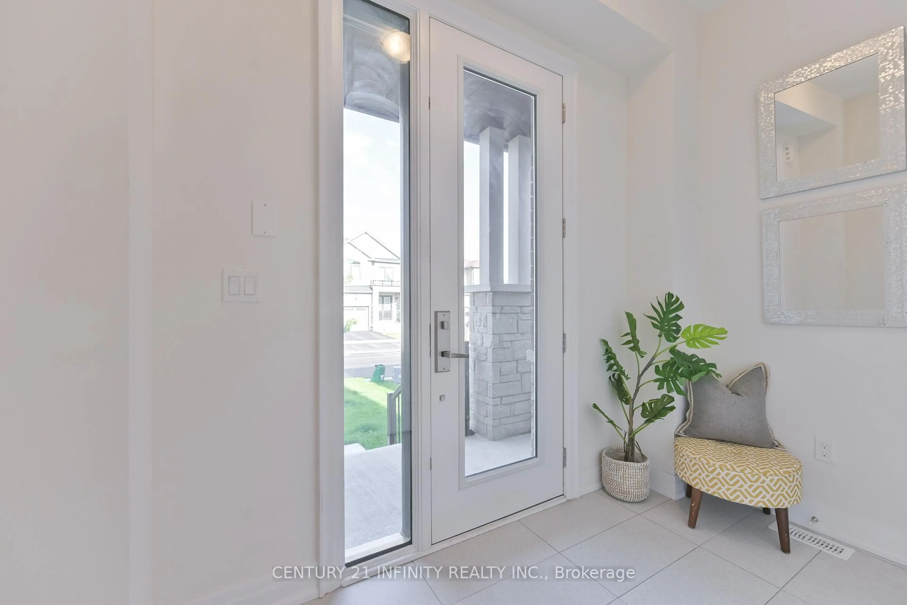 Indoor entryway for 10 Hoad St, Clarington Ontario L1B 0W1