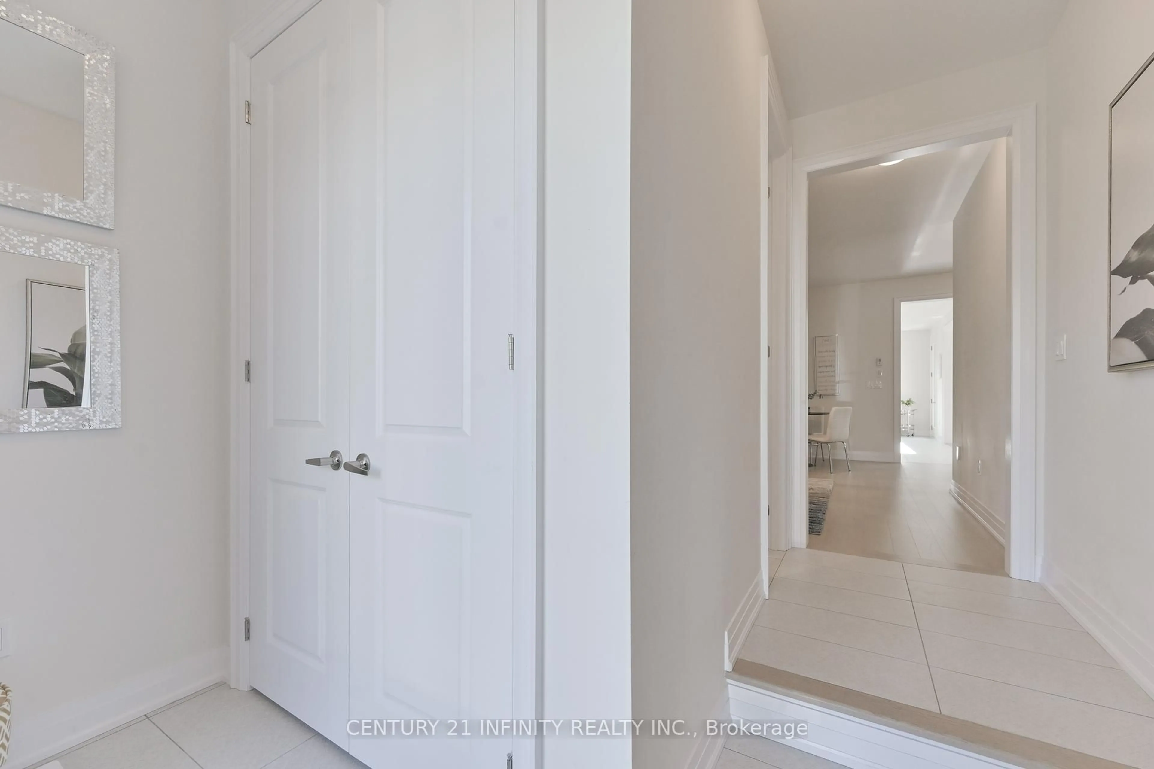 Indoor entryway for 10 Hoad St, Clarington Ontario L1B 0W1