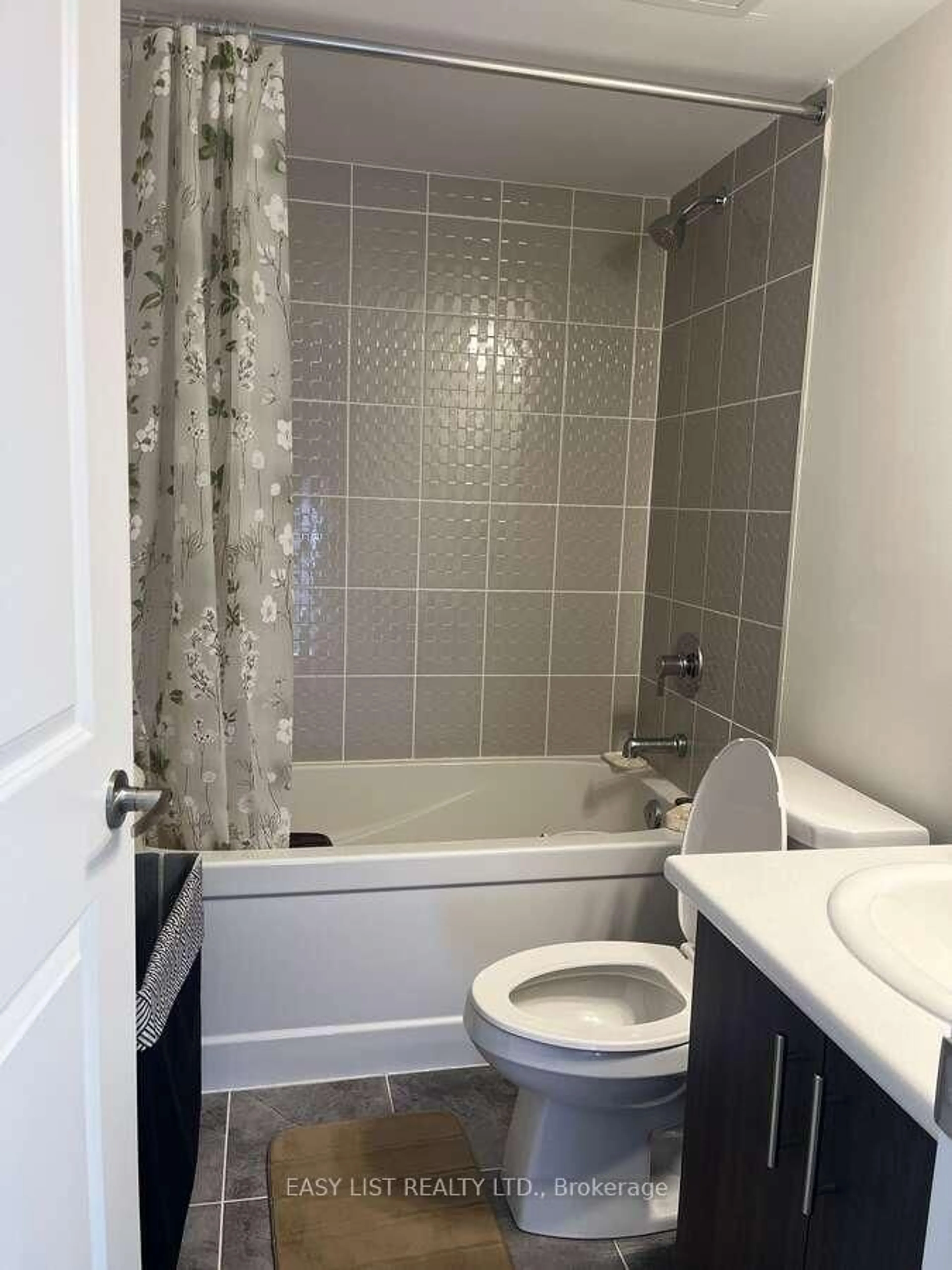 Standard bathroom, ceramic/tile floor for 30 Liben Way #43, Toronto Ontario M1B 0E8