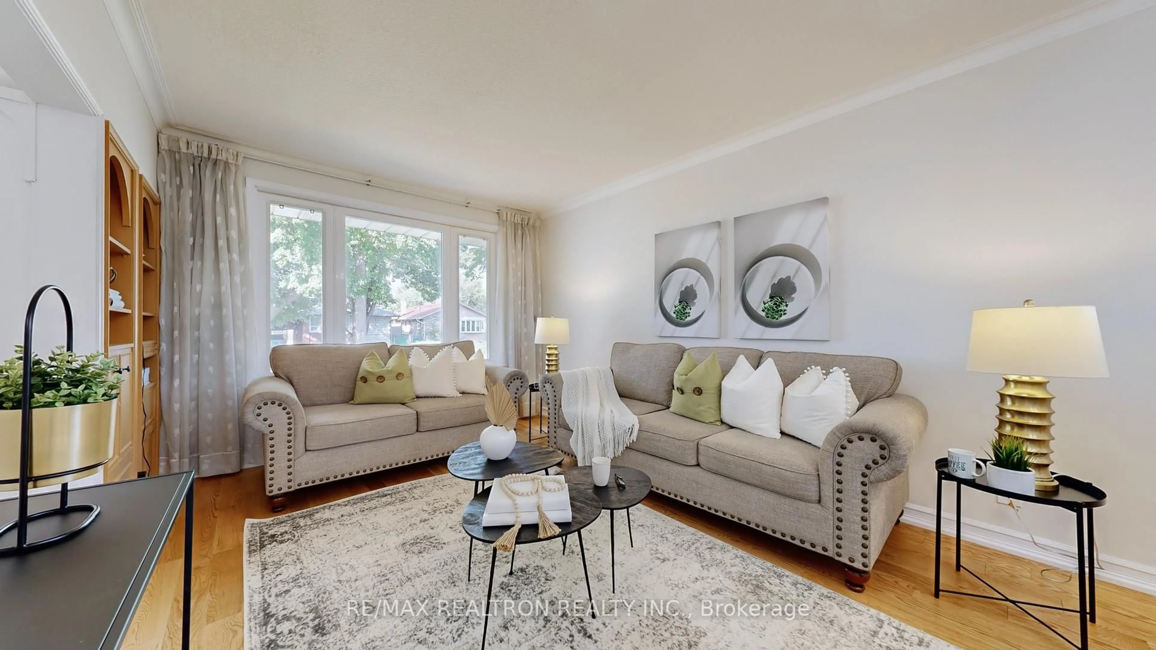 Living room with furniture, unknown for 33 Savarin St, Toronto Ontario M1J 1Z7