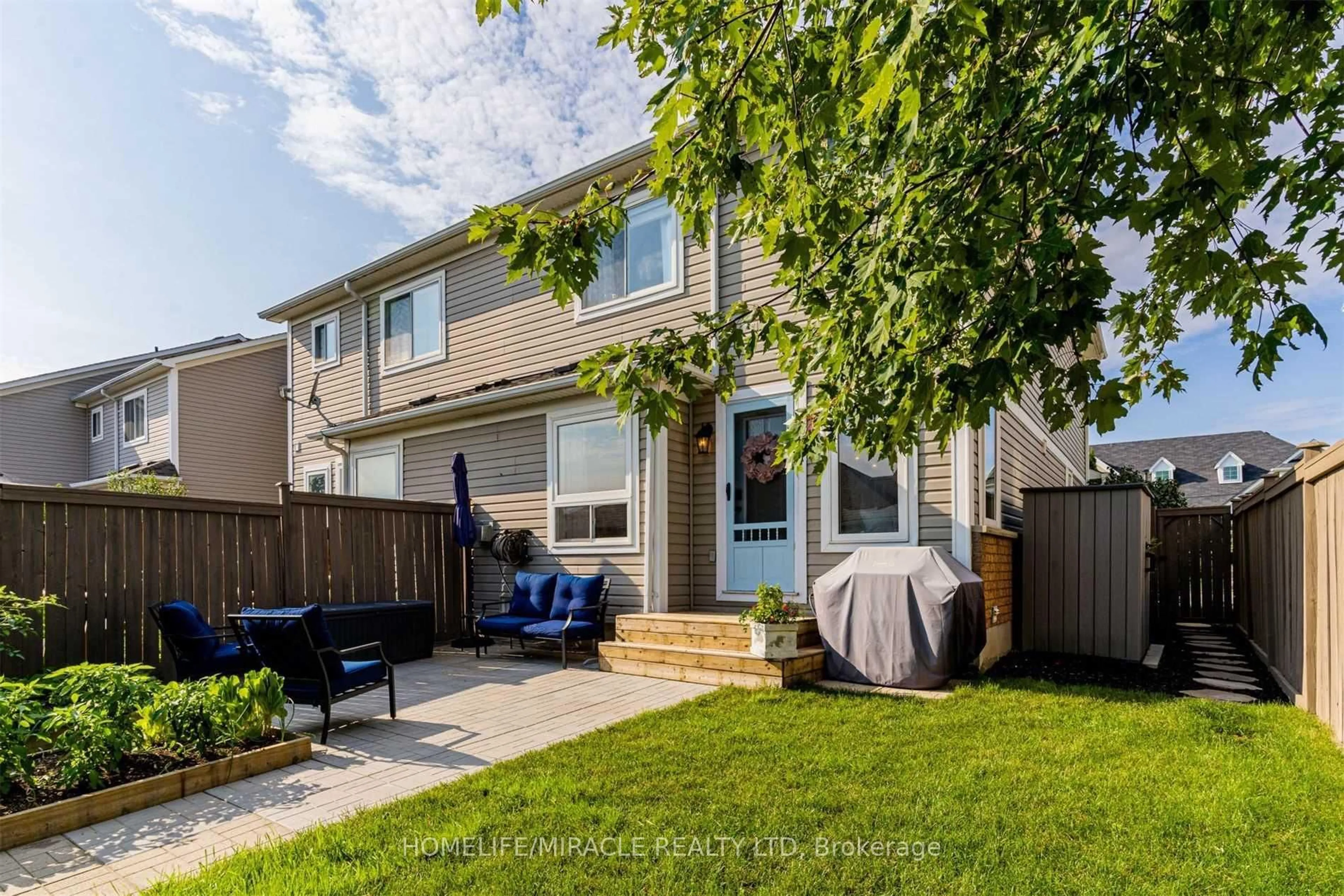 A pic from outside/outdoor area/front of a property/back of a property/a pic from drone, street for 149 Carnwith Dr, Whitby Ontario L1M 2J5