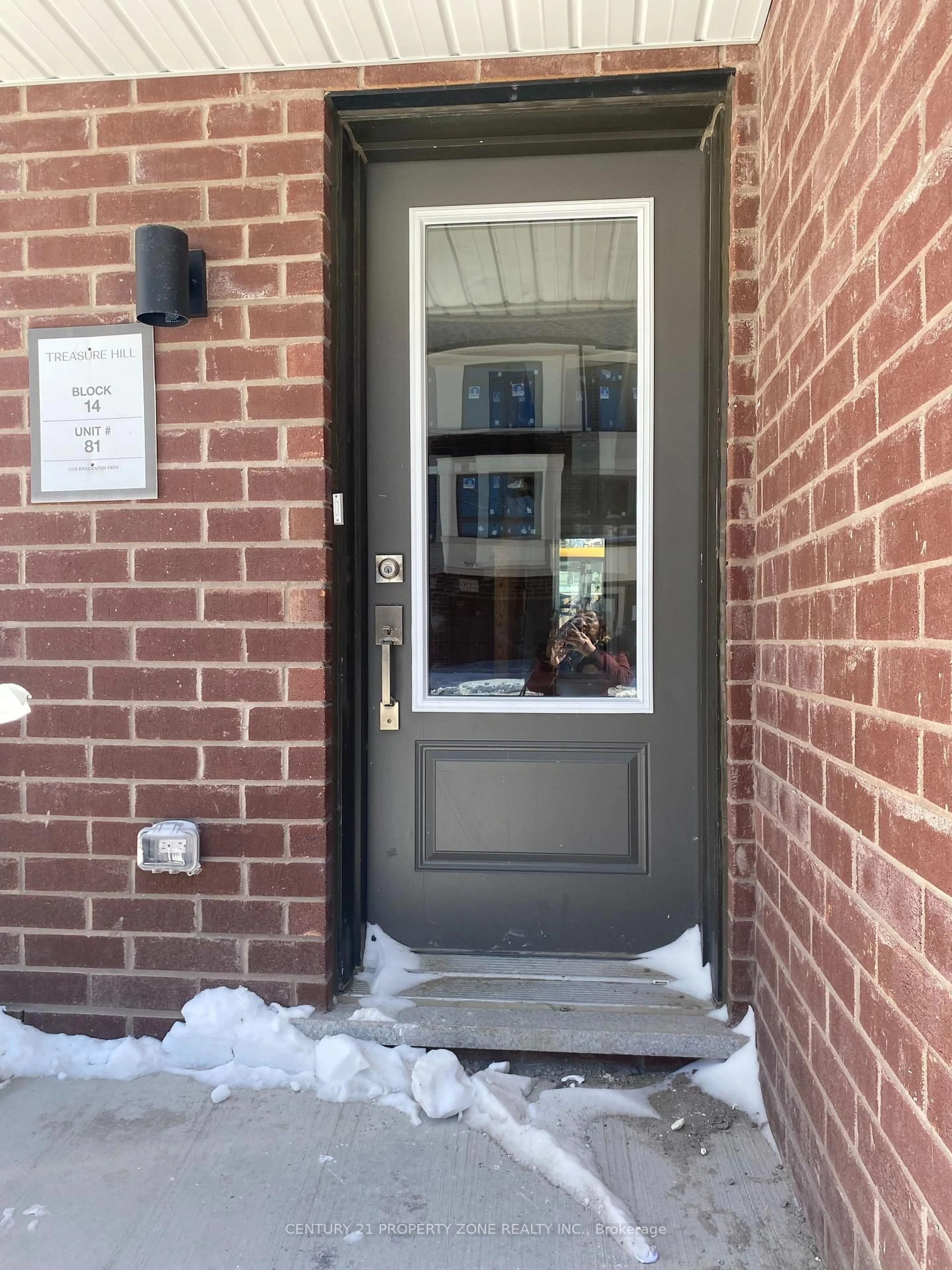 Indoor entryway for 1319 Bradenton Path, Oshawa Ontario L1K 1A9