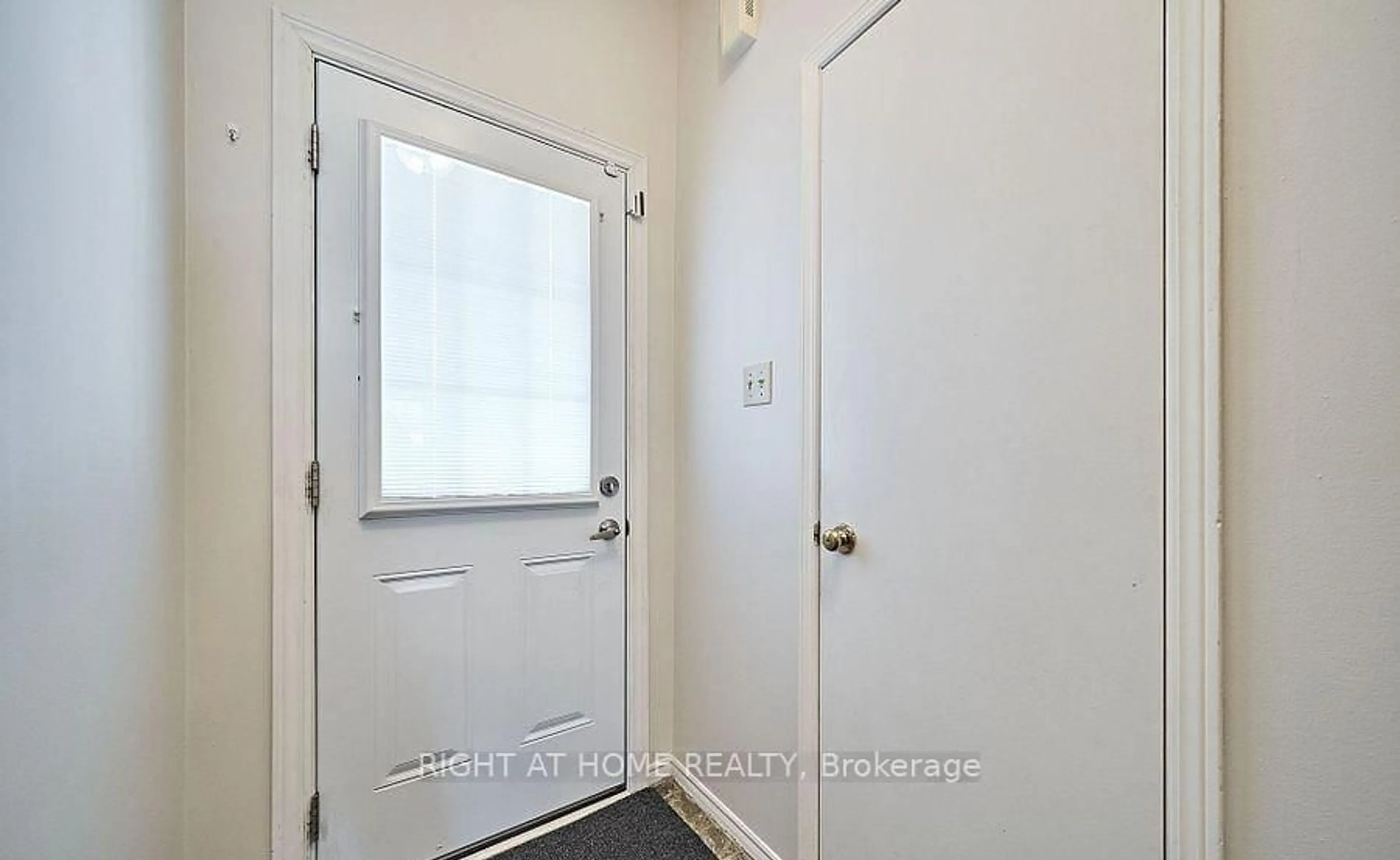 Indoor entryway for 10 Bassett Blvd #18, Whitby Ontario L1N 9C3