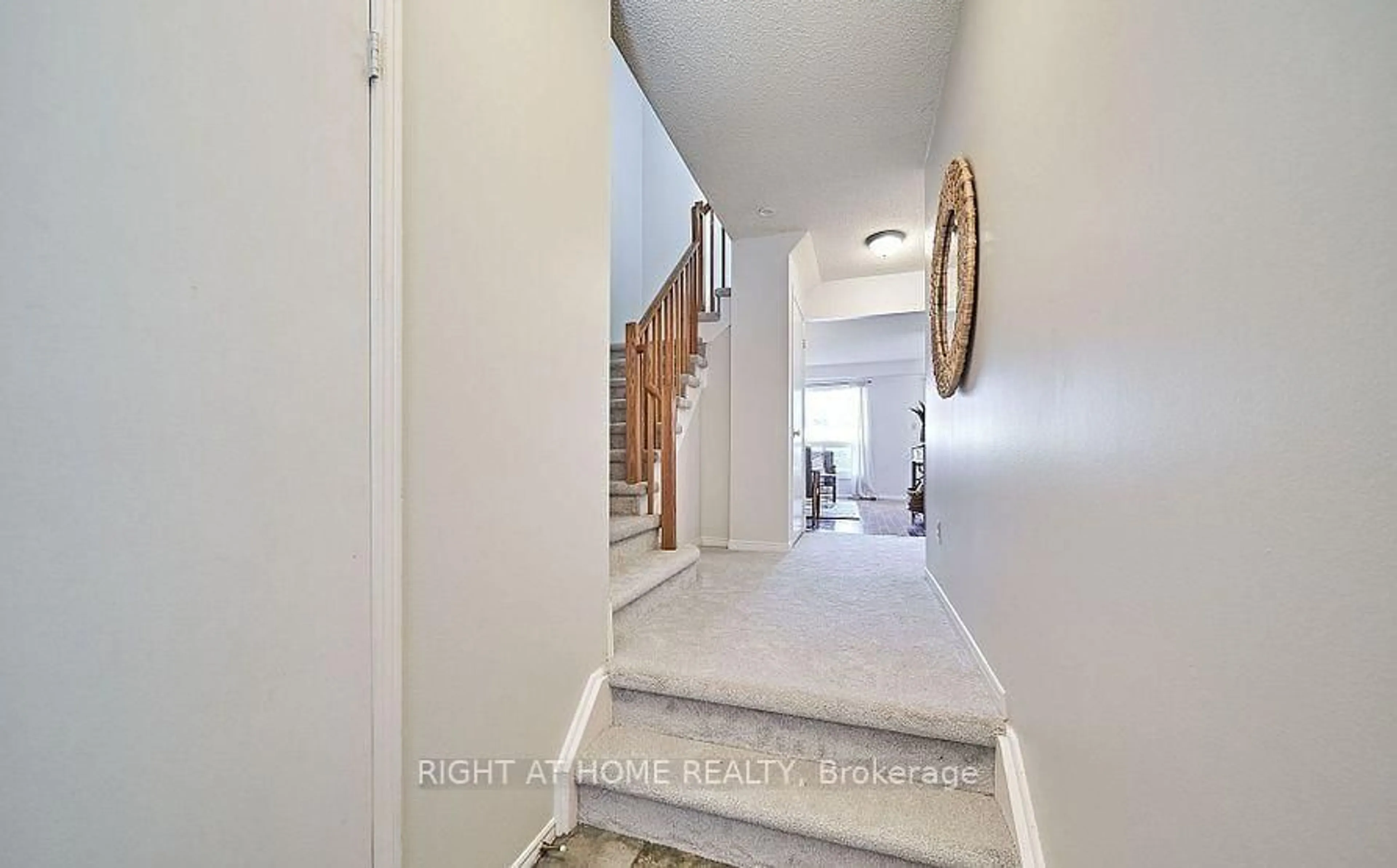 Indoor entryway for 10 Bassett Blvd #18, Whitby Ontario L1N 9C3