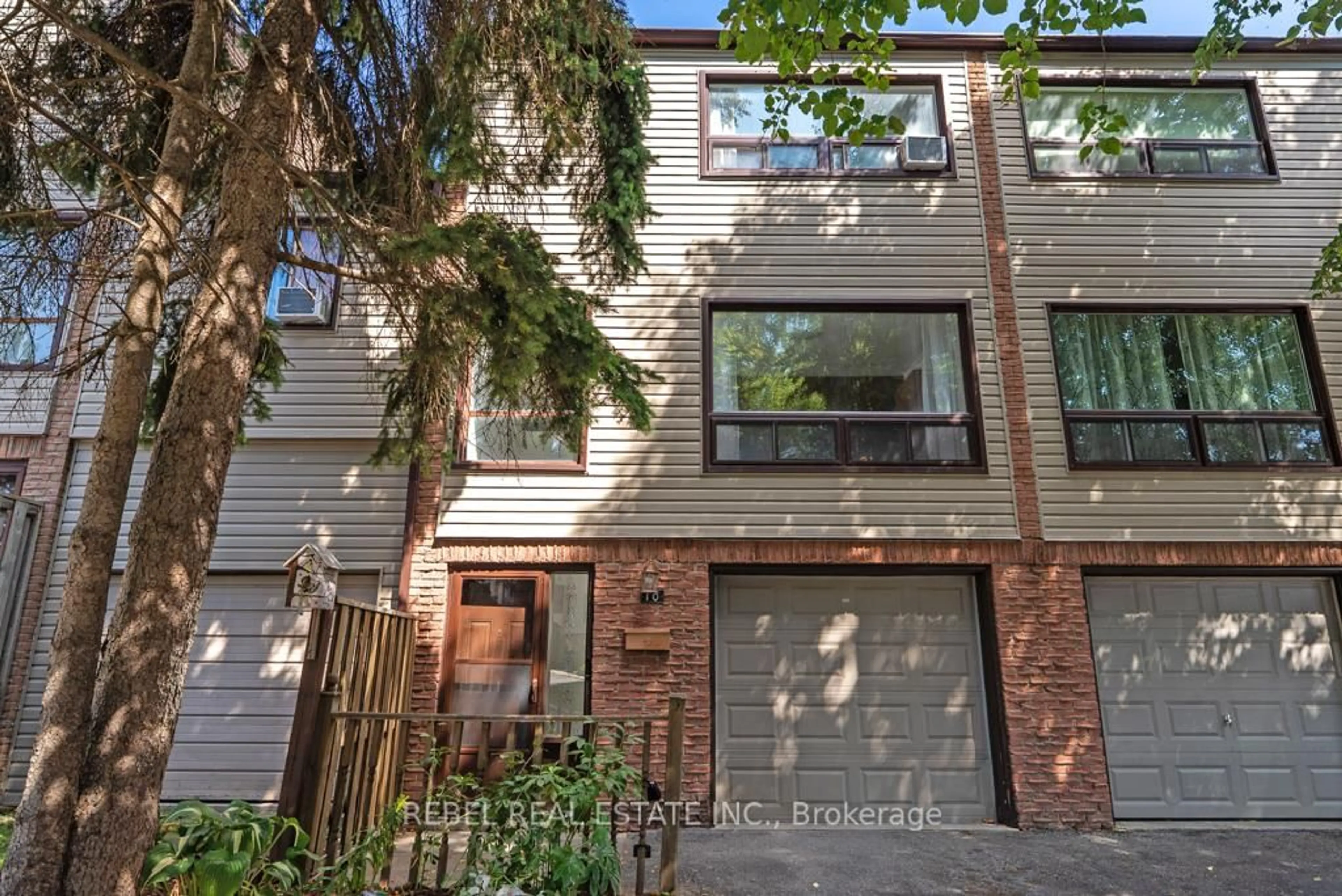 Home with brick exterior material, street for 10 The Bridle Path, Clarington Ontario L1C 3W1