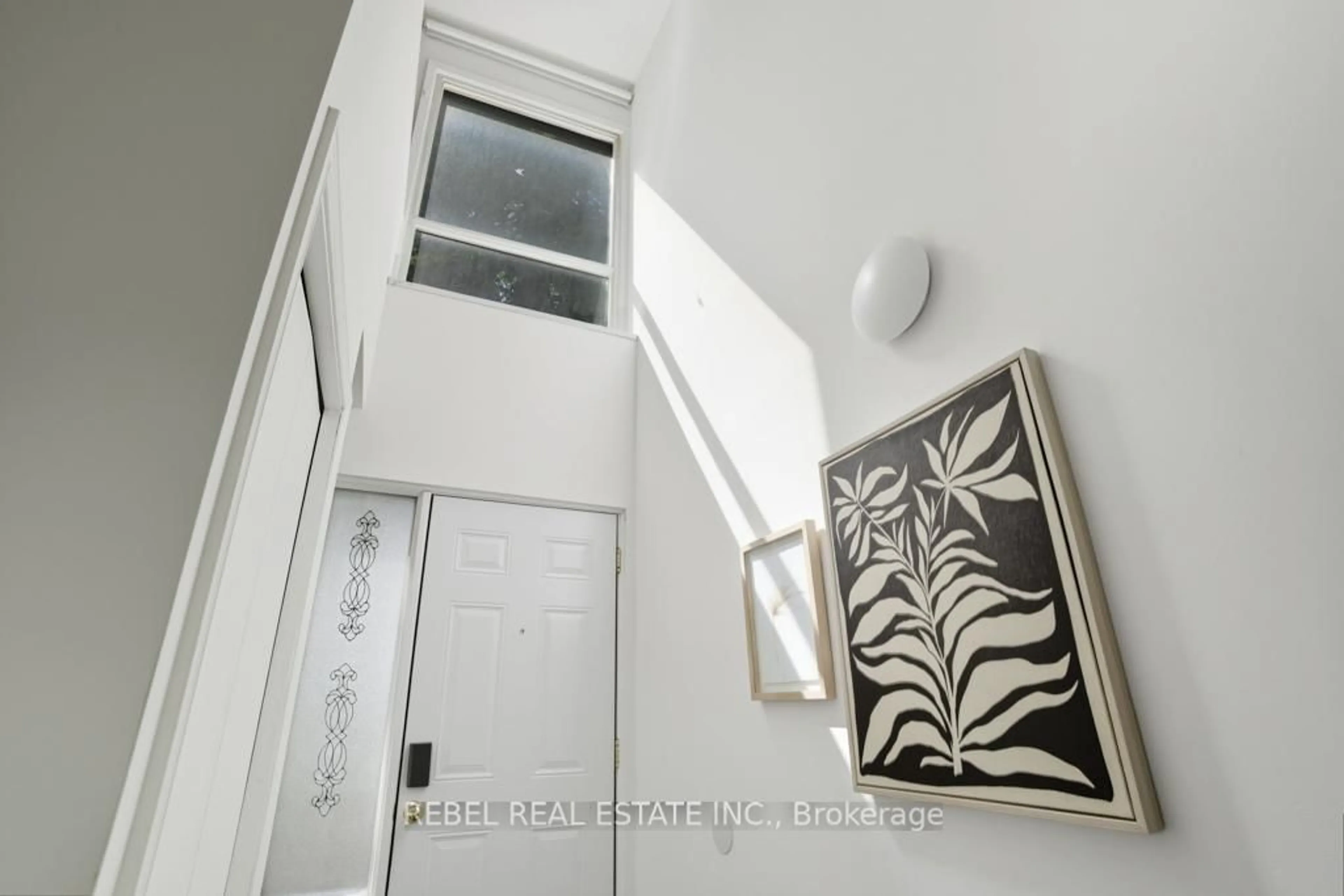 Indoor entryway for 10 The Bridle Path, Clarington Ontario L1C 3W1