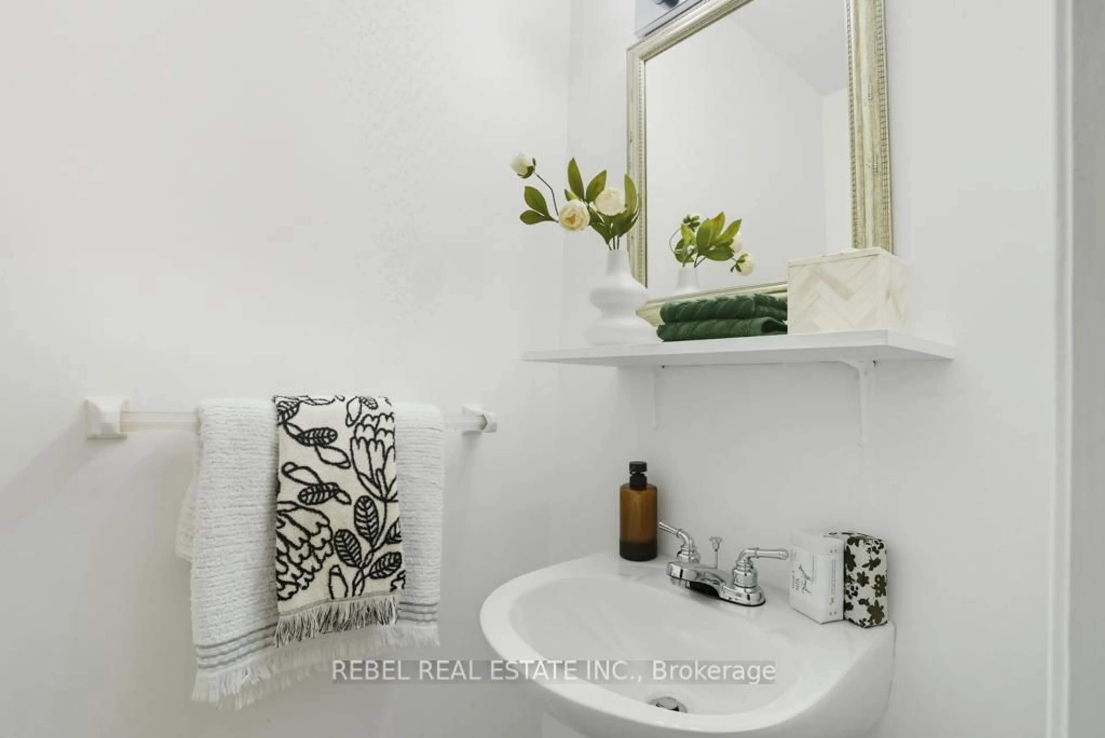 Contemporary bathroom, ceramic/tile floor for 10 The Bridle Path, Clarington Ontario L1C 3W1