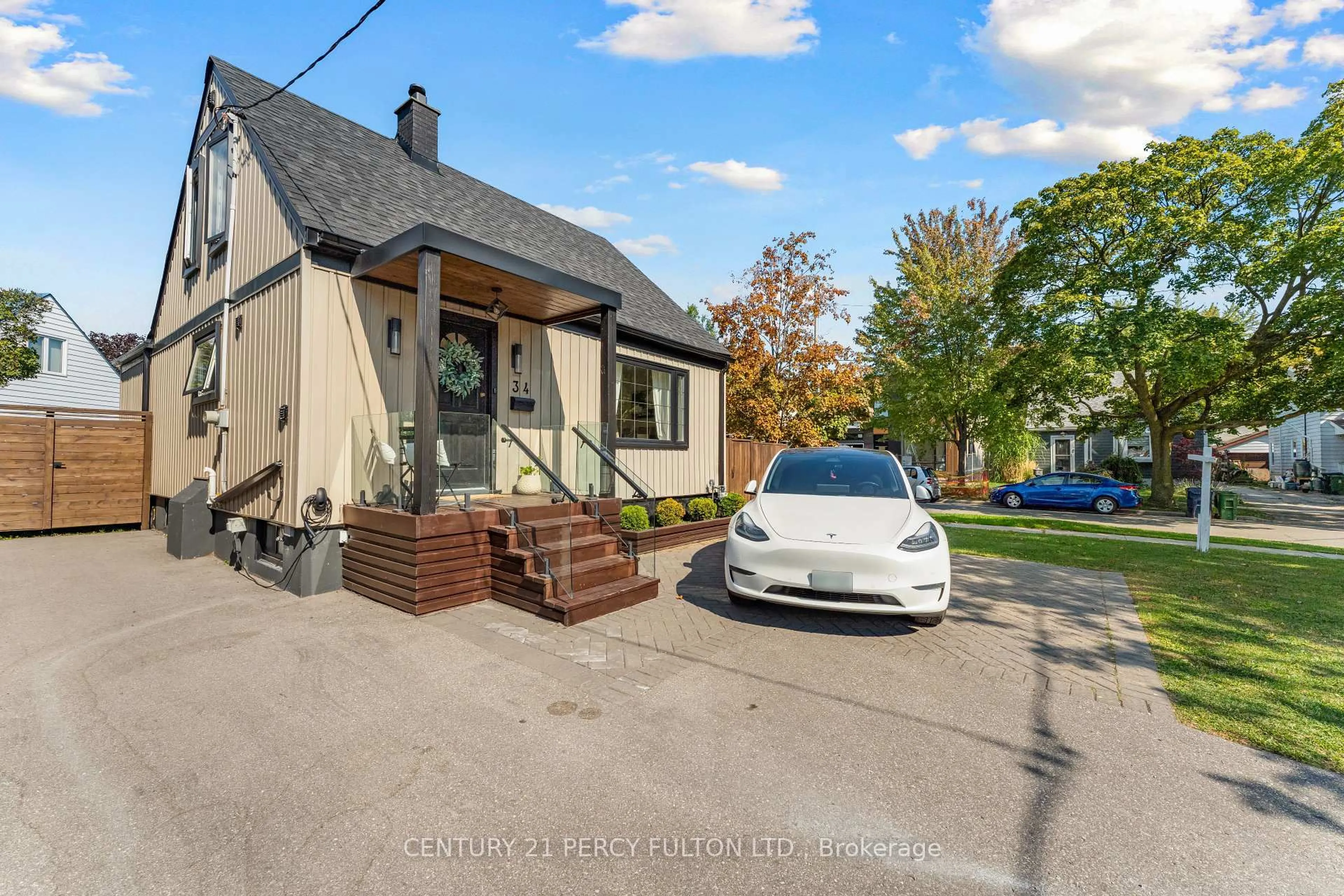 A pic from outside/outdoor area/front of a property/back of a property/a pic from drone, street for 34 Topham Rd, Toronto Ontario M4B 3K2