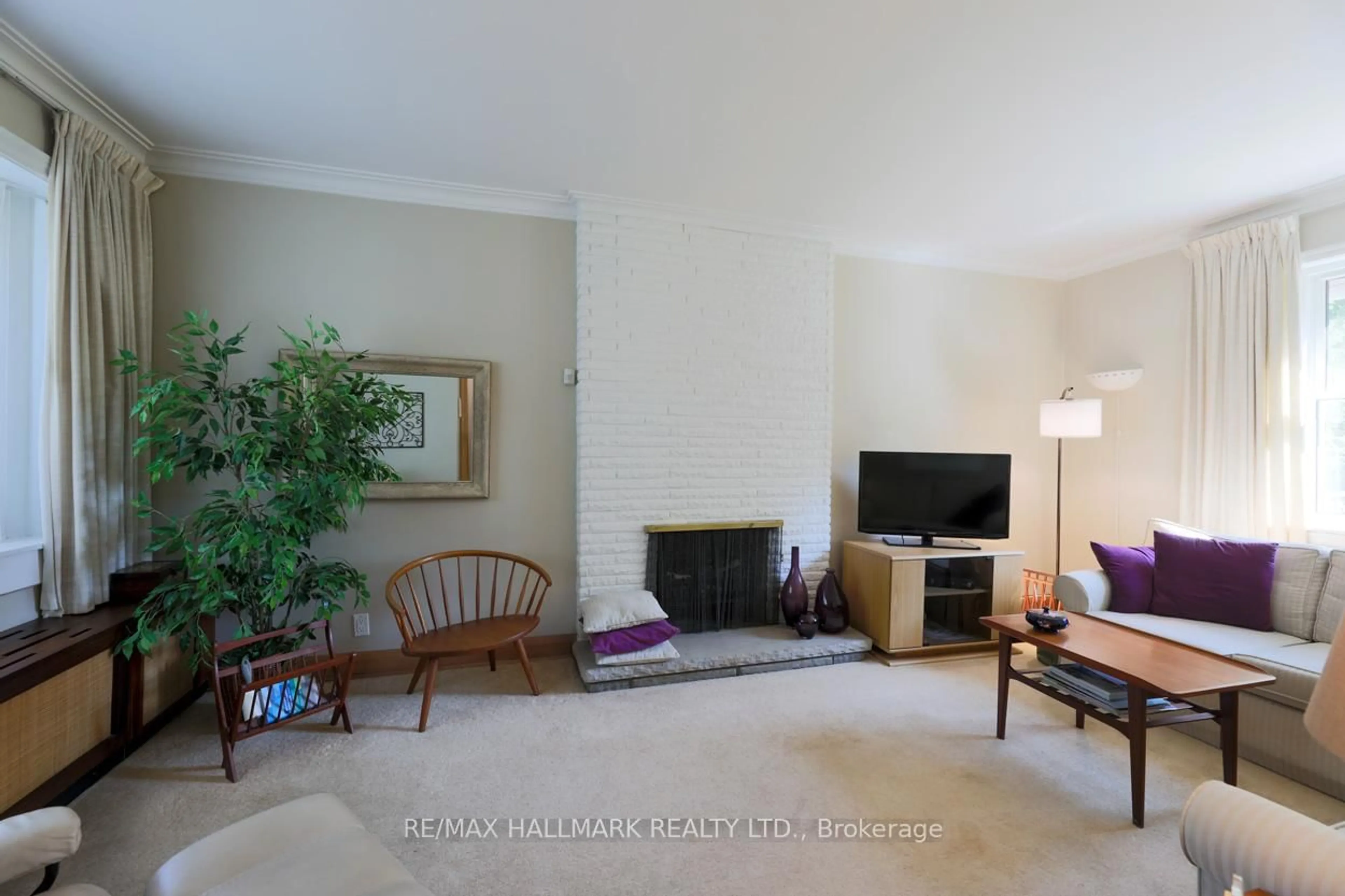 Living room with furniture, unknown for 125 Chine Dr, Toronto Ontario M1M 2K8