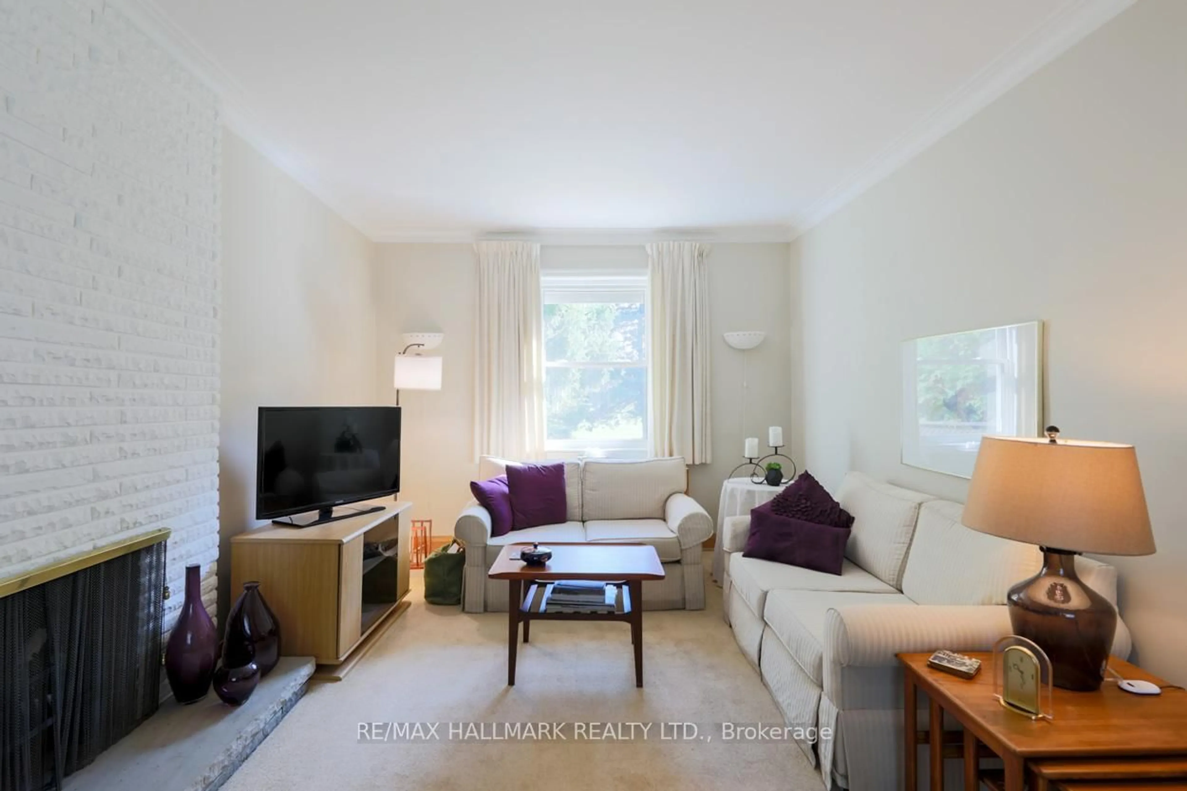 Living room with furniture, unknown for 125 Chine Dr, Toronto Ontario M1M 2K8