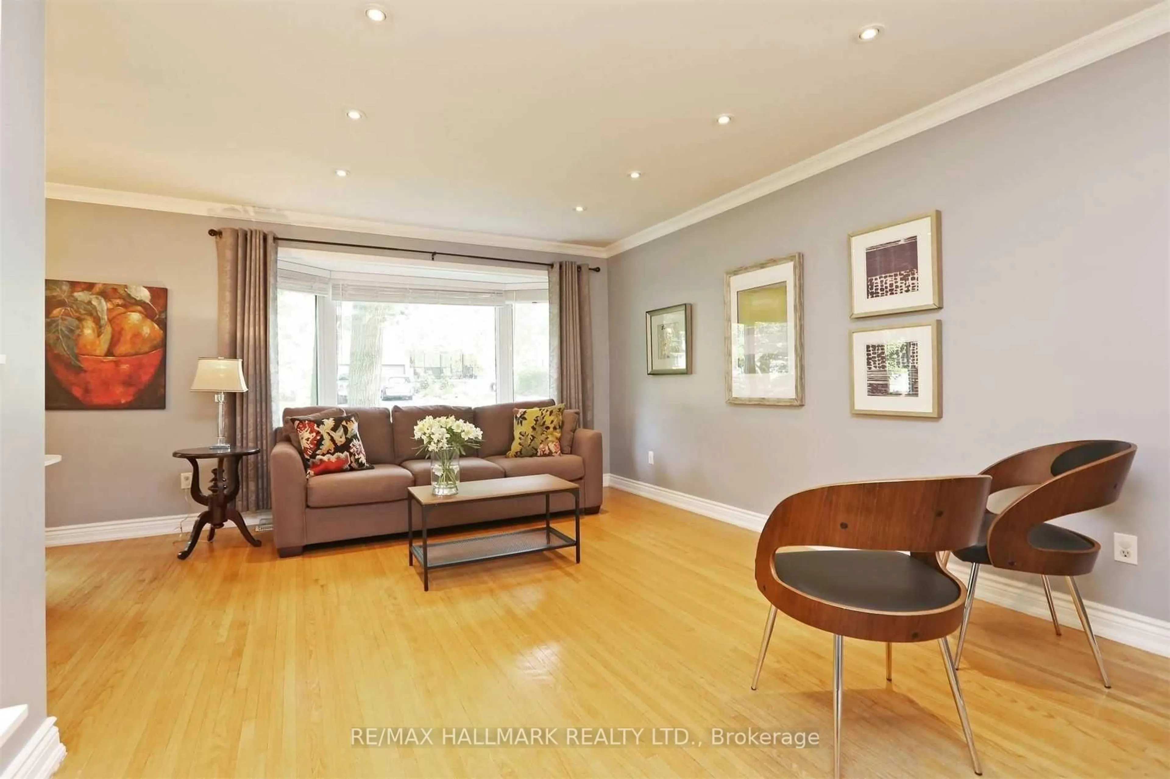 Living room with furniture, wood/laminate floor for 94A Oakridge Dr, Toronto Ontario M1M 2A4