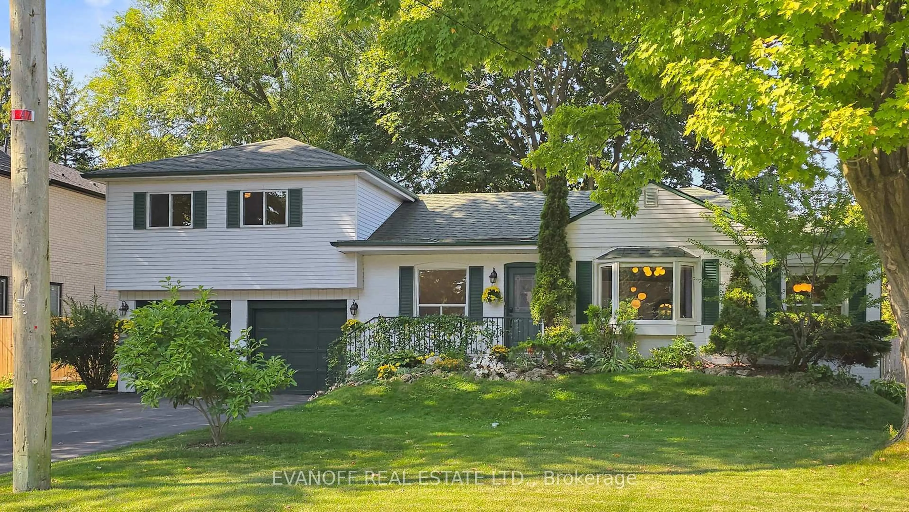 Home with vinyl exterior material, street for 46 Mcnab Blvd, Toronto Ontario M1M 2W5