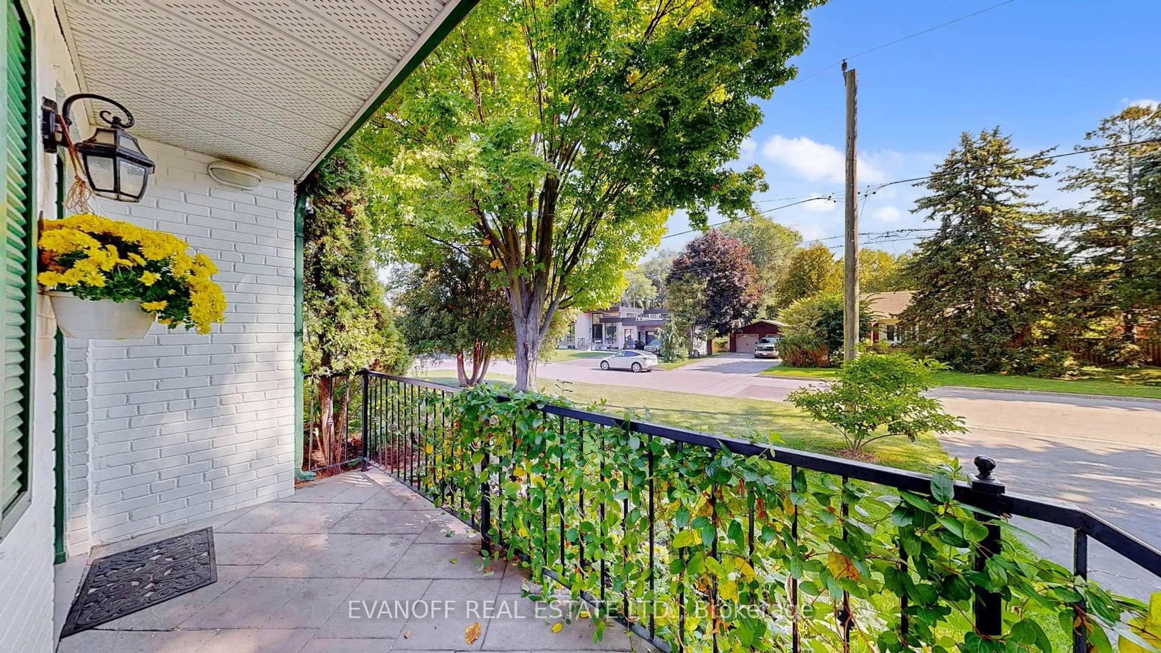 A pic from outside/outdoor area/front of a property/back of a property/a pic from drone, street for 46 Mcnab Blvd, Toronto Ontario M1M 2W5