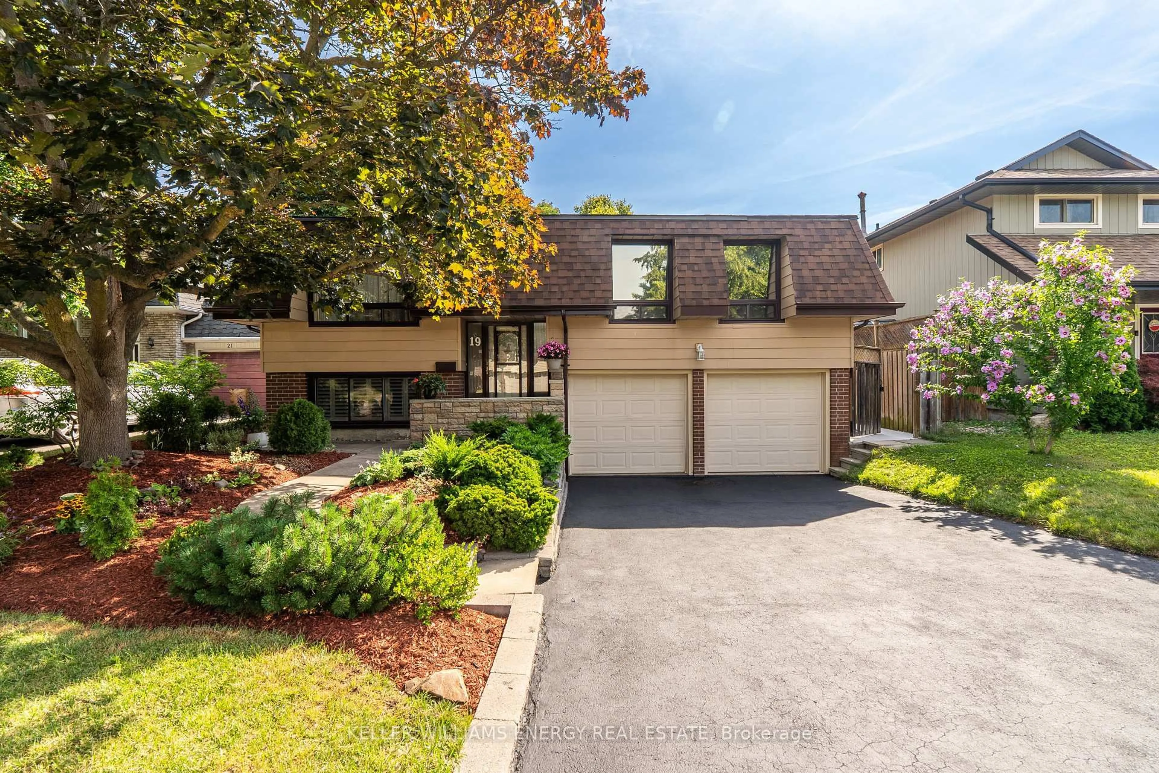 Home with brick exterior material, street for 19 Ingram Crt, Whitby Ontario L1N 5V4