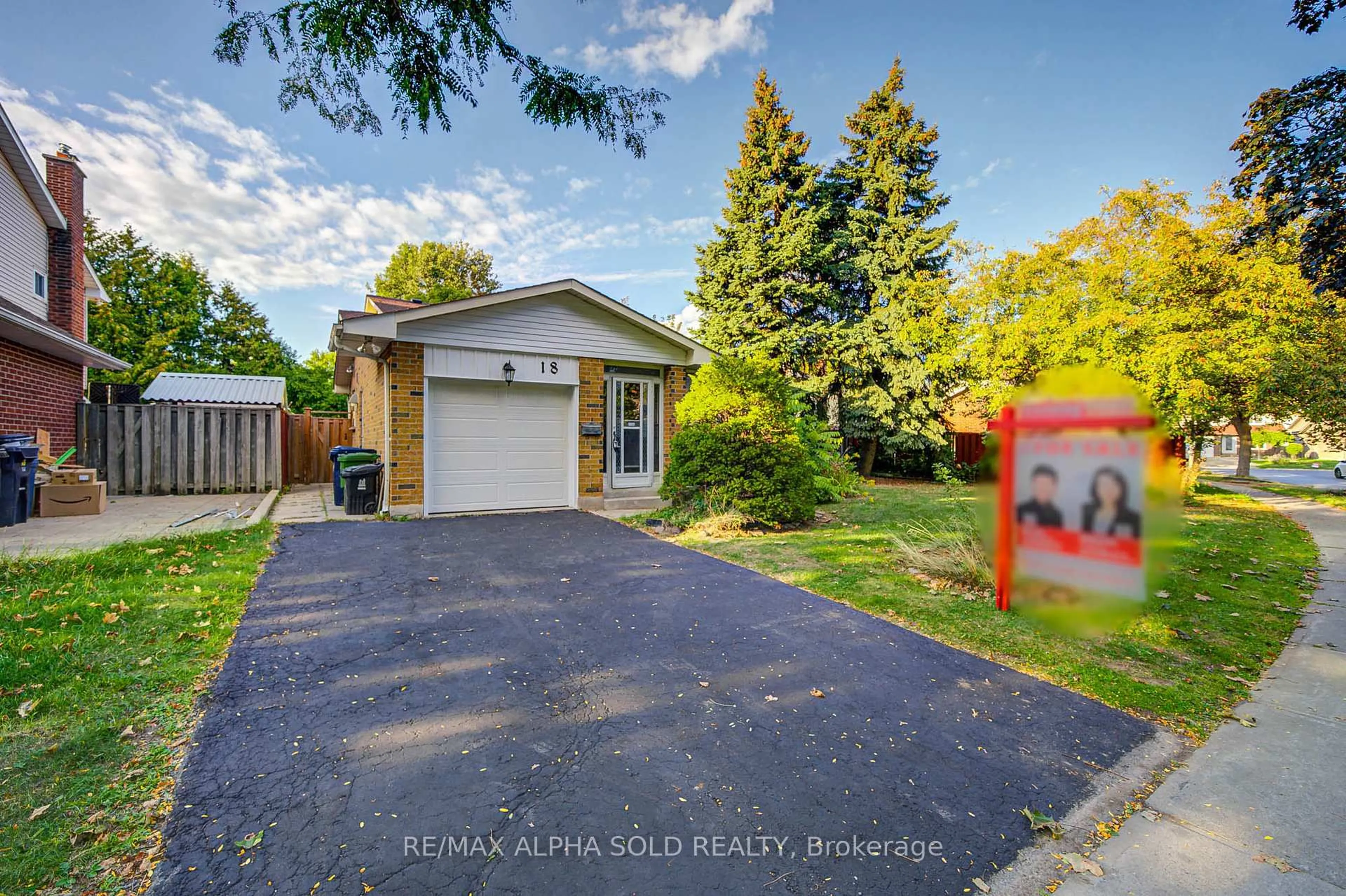 A pic from outside/outdoor area/front of a property/back of a property/a pic from drone, street for 18 Copthorne Ave, Toronto Ontario M1V 2H9
