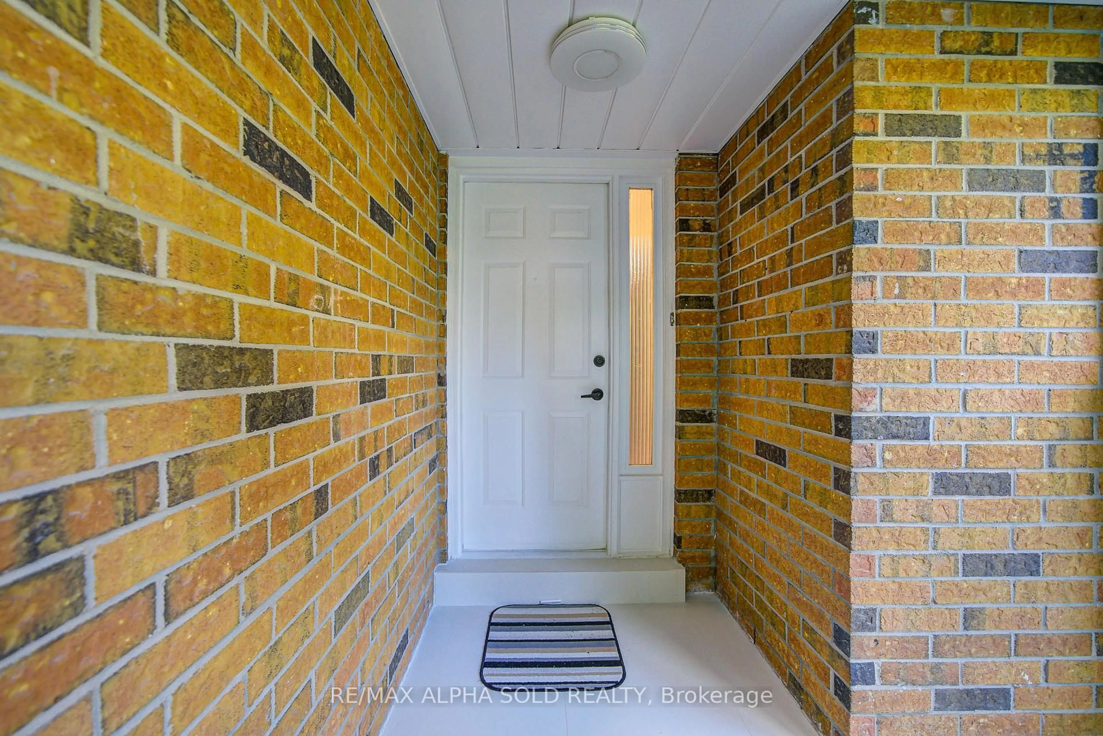 Indoor entryway for 18 Copthorne Ave, Toronto Ontario M1V 2H9