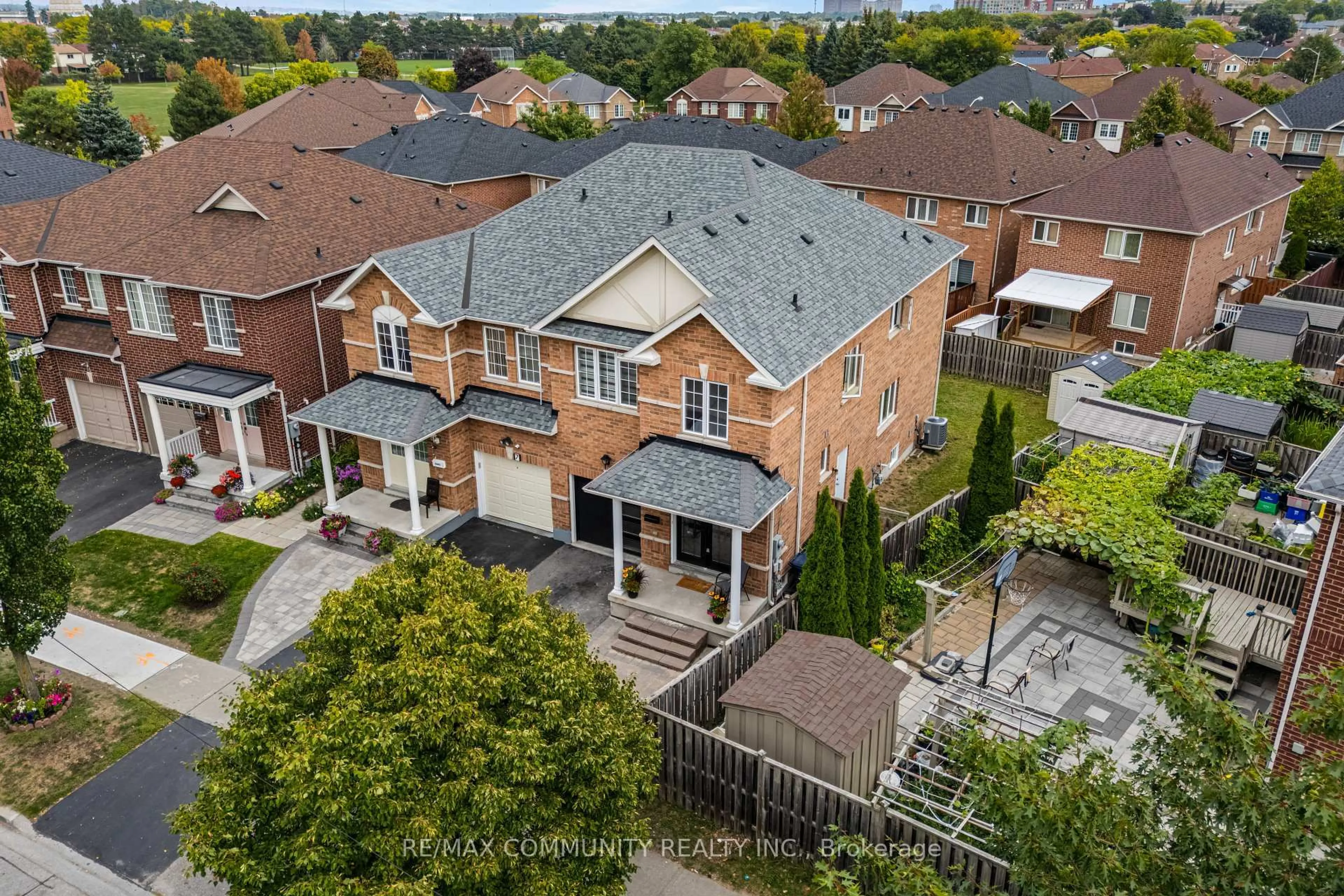 A pic from outside/outdoor area/front of a property/back of a property/a pic from drone, unknown for 5 White Heather Blvd, Toronto Ontario M1V 0A6
