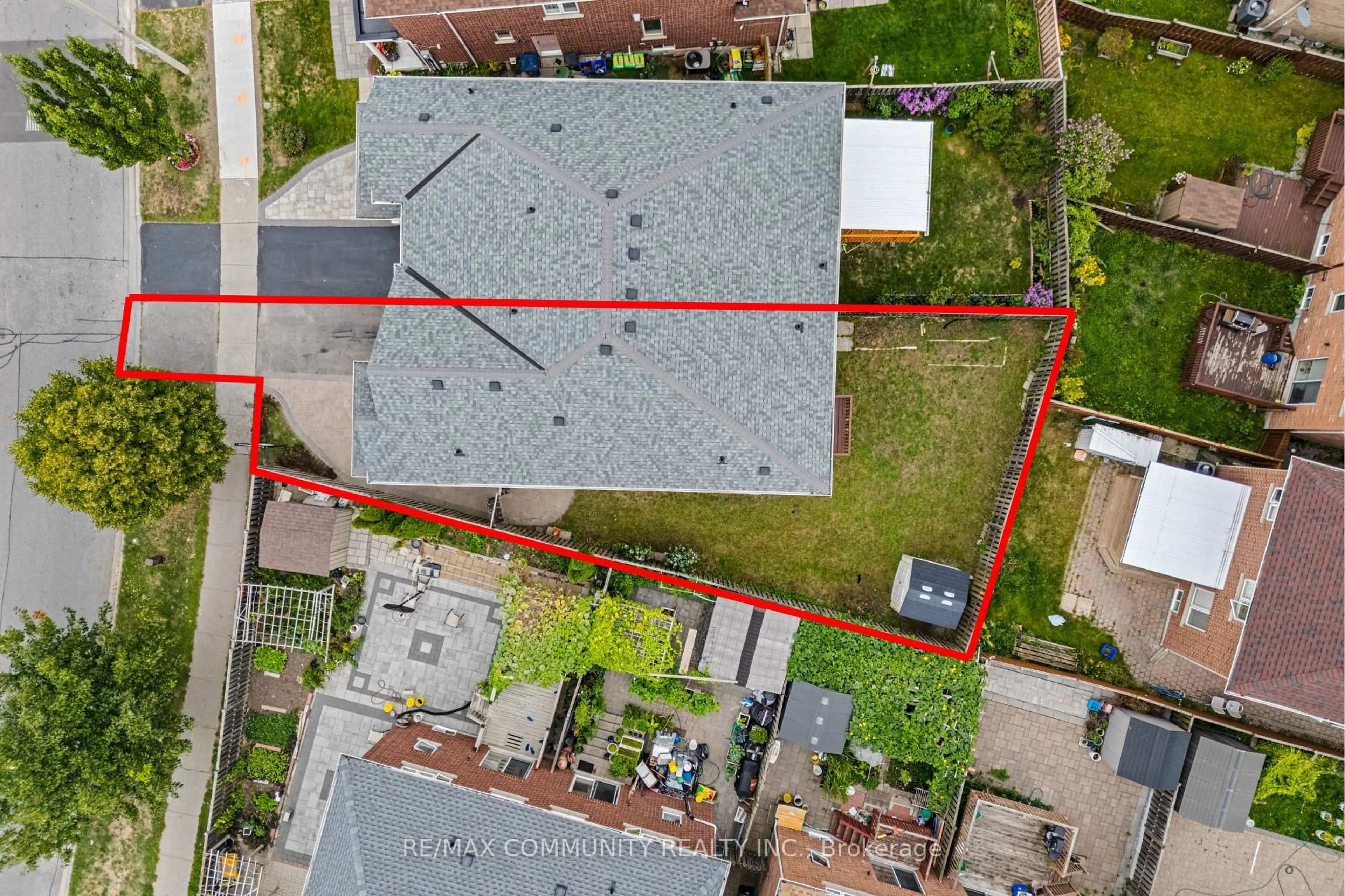 A pic from outside/outdoor area/front of a property/back of a property/a pic from drone, street for 5 White Heather Blvd, Toronto Ontario M1V 0A6