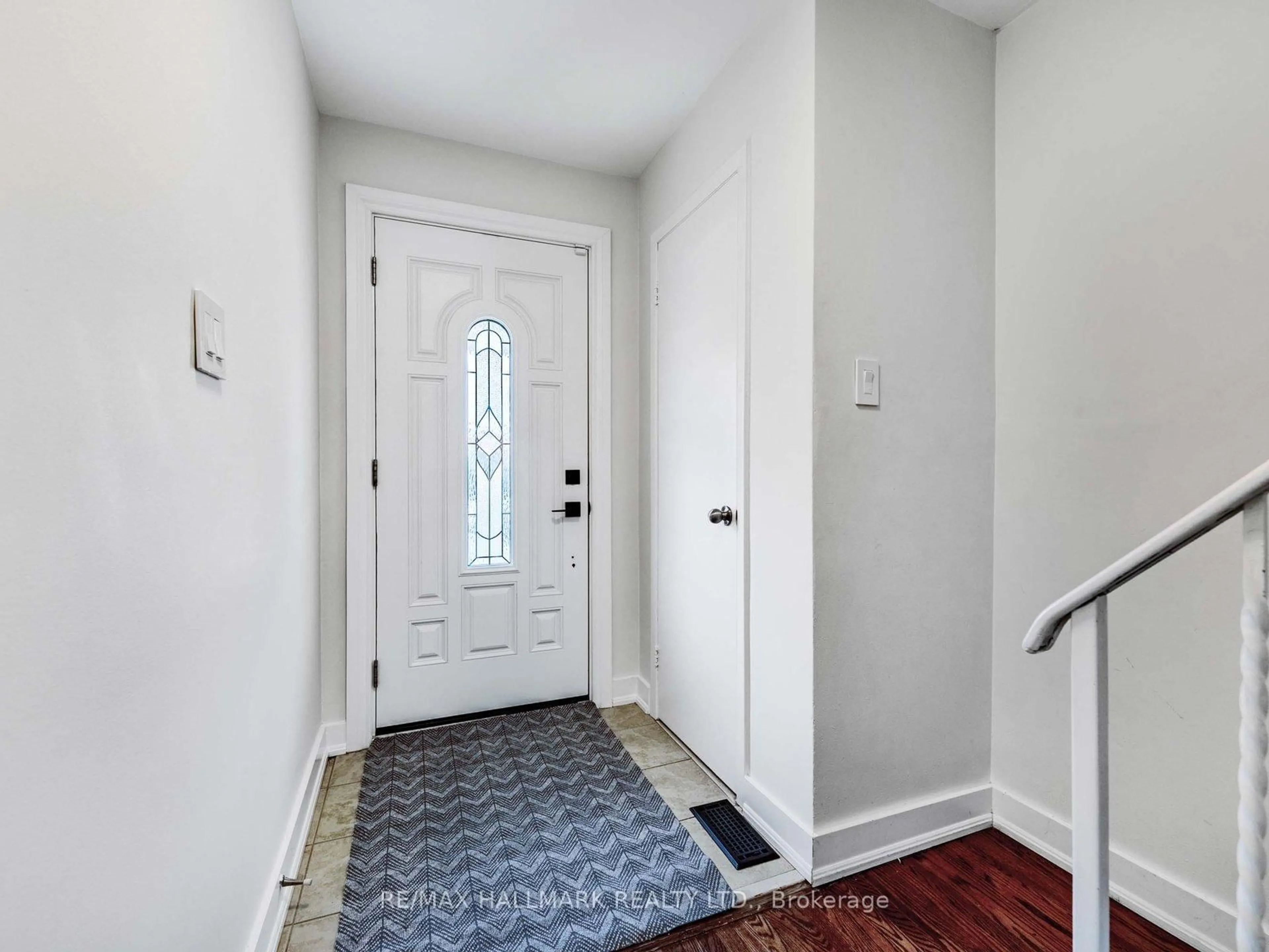 Indoor entryway for 33 Everett Cres, Toronto Ontario M4C 4P4
