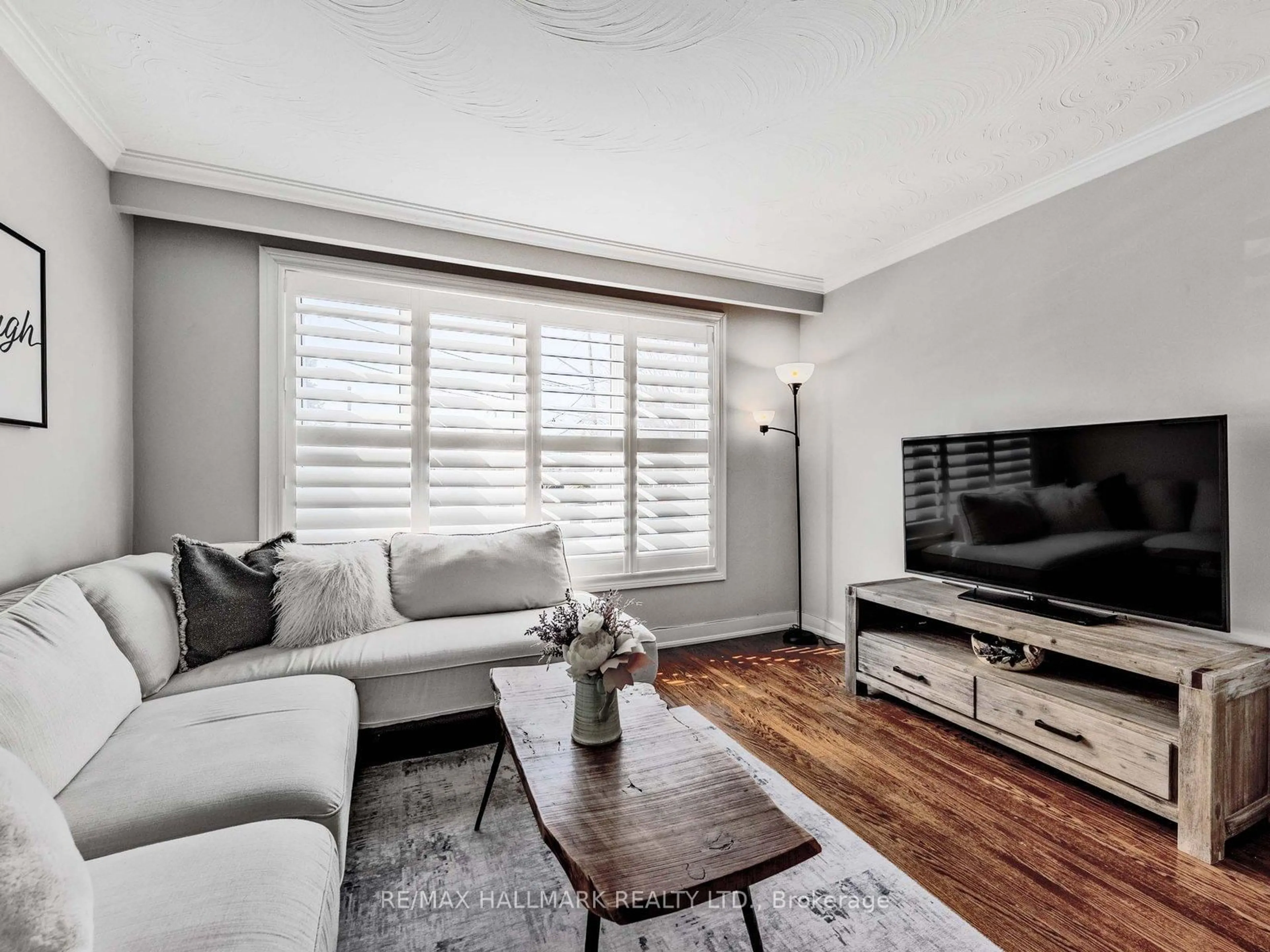 Living room with furniture, wood/laminate floor for 33 Everett Cres, Toronto Ontario M4C 4P4