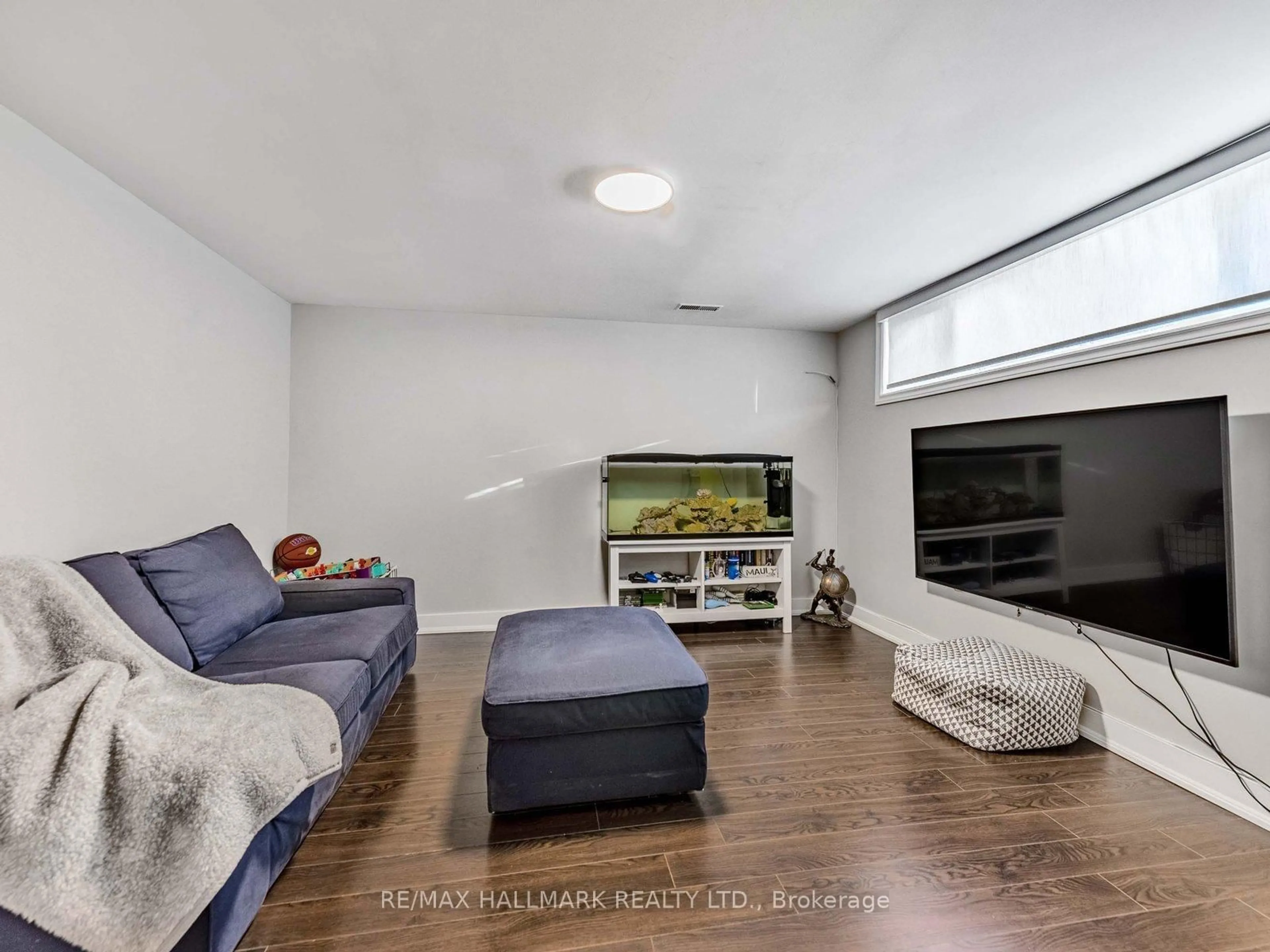 Living room with furniture, unknown for 33 Everett Cres, Toronto Ontario M4C 4P4