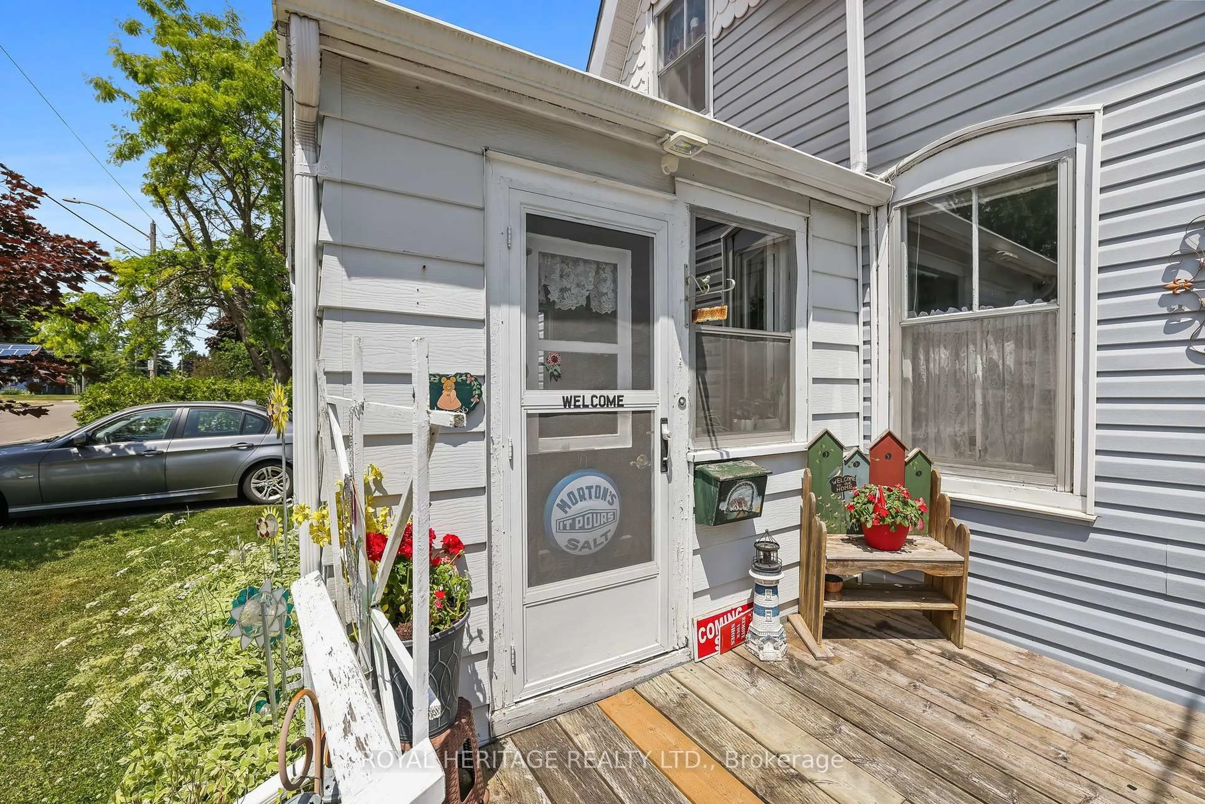 Indoor entryway for 115 Elgin St, Clarington Ontario L1C 3E6