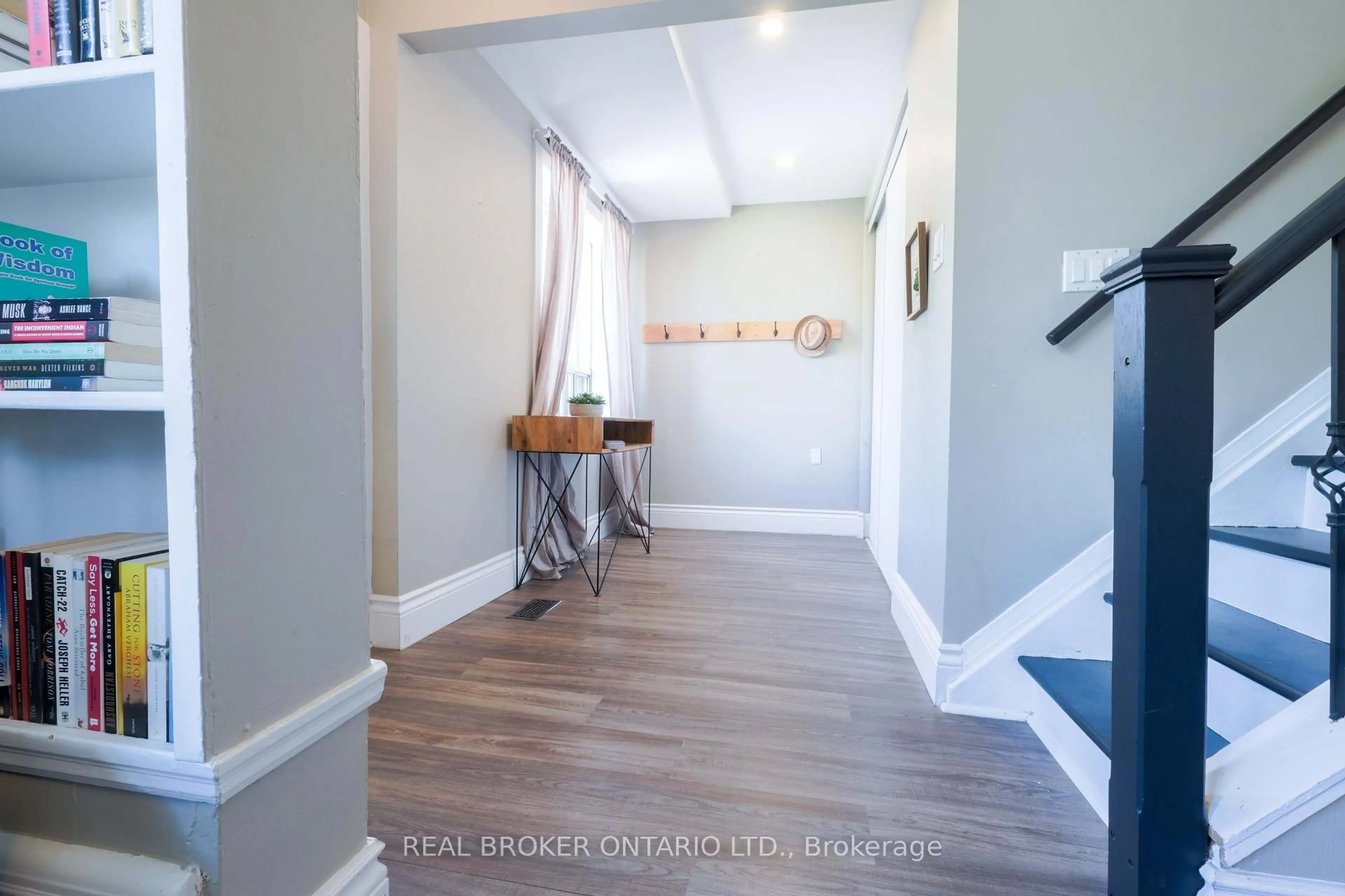 Indoor entryway for 54 Tower Dr, Toronto Ontario M1R 3N9