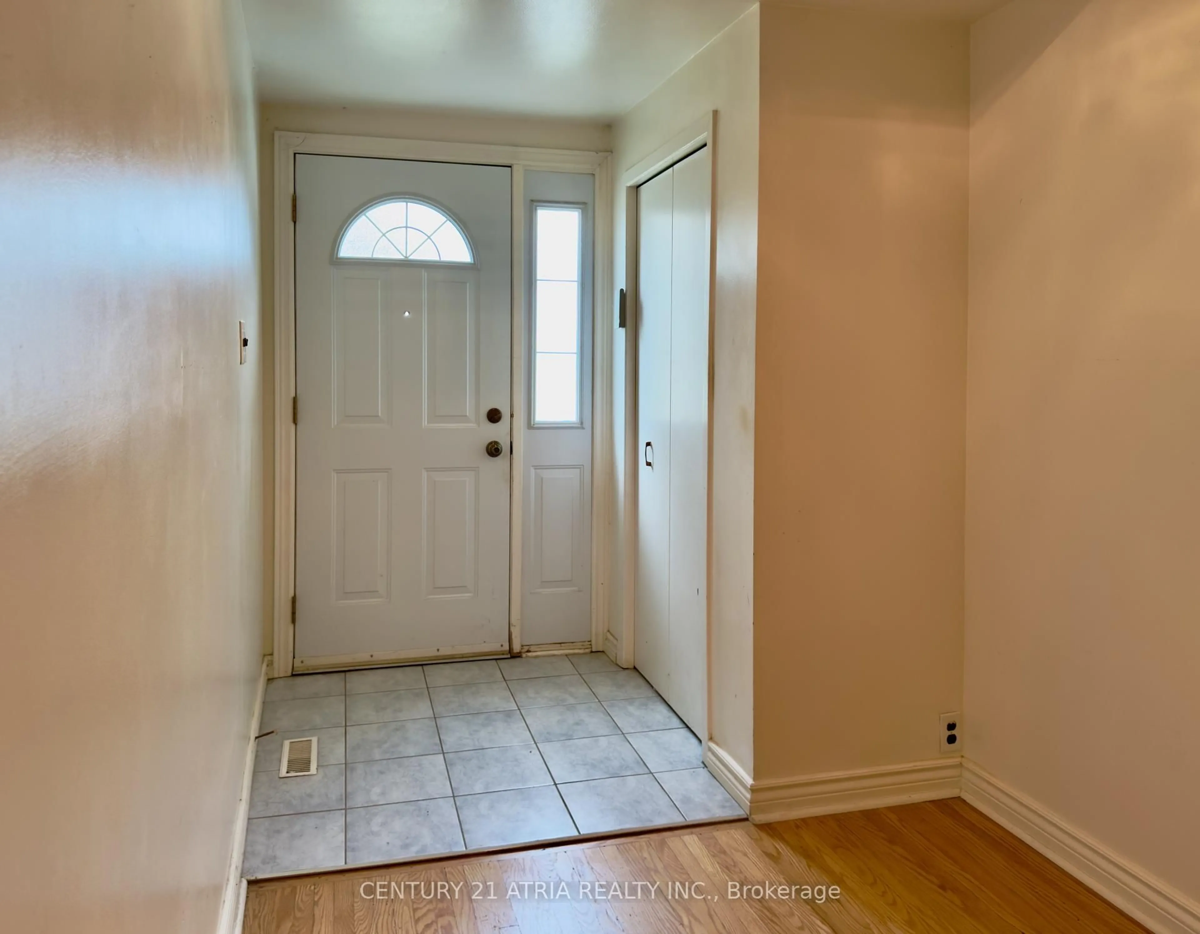 Indoor entryway for 35 Sonmore Dr, Toronto Ontario M1S 1X3
