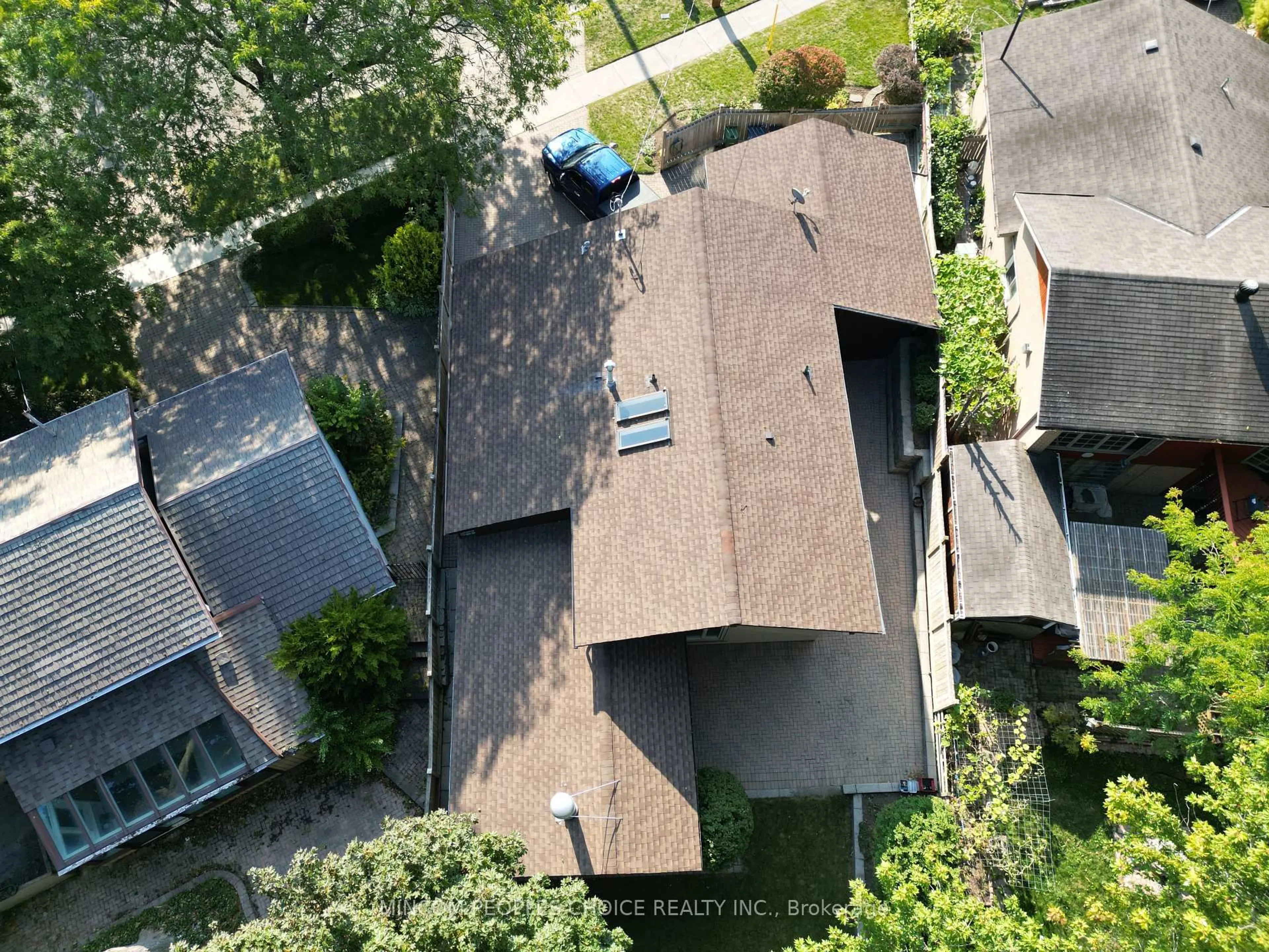 A pic from outside/outdoor area/front of a property/back of a property/a pic from drone, street for 12 Ladysbridge Dr, Toronto Ontario M1G 3H6