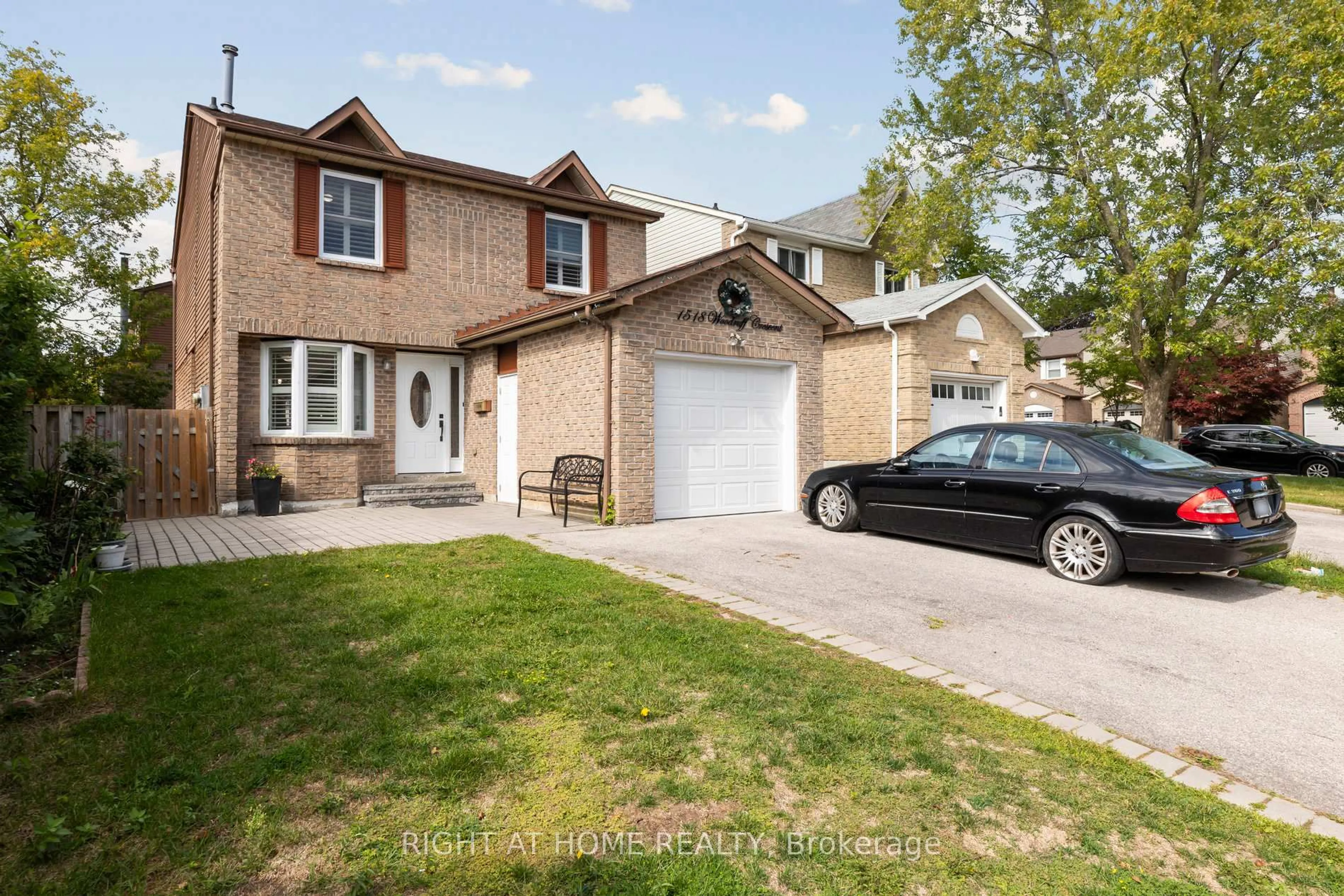 A pic from outside/outdoor area/front of a property/back of a property/a pic from drone, street for 1518 Woodruff Cres, Pickering Ontario L1V 3S6