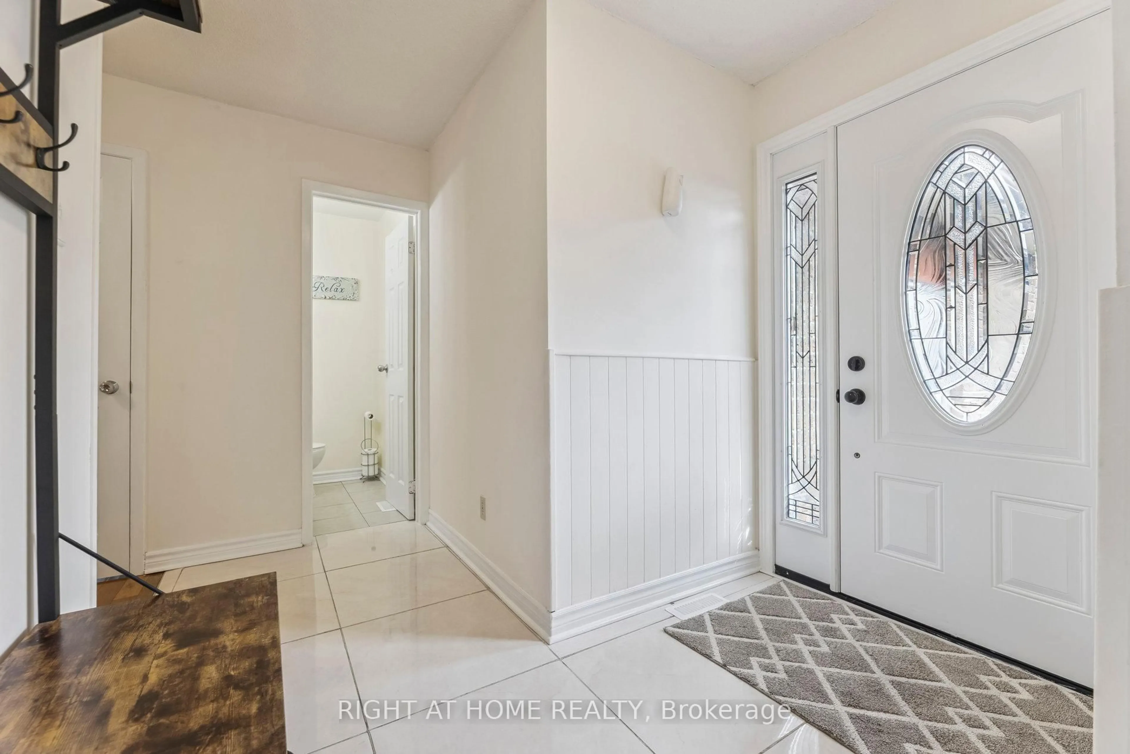 Indoor entryway for 1518 Woodruff Cres, Pickering Ontario L1V 3S6