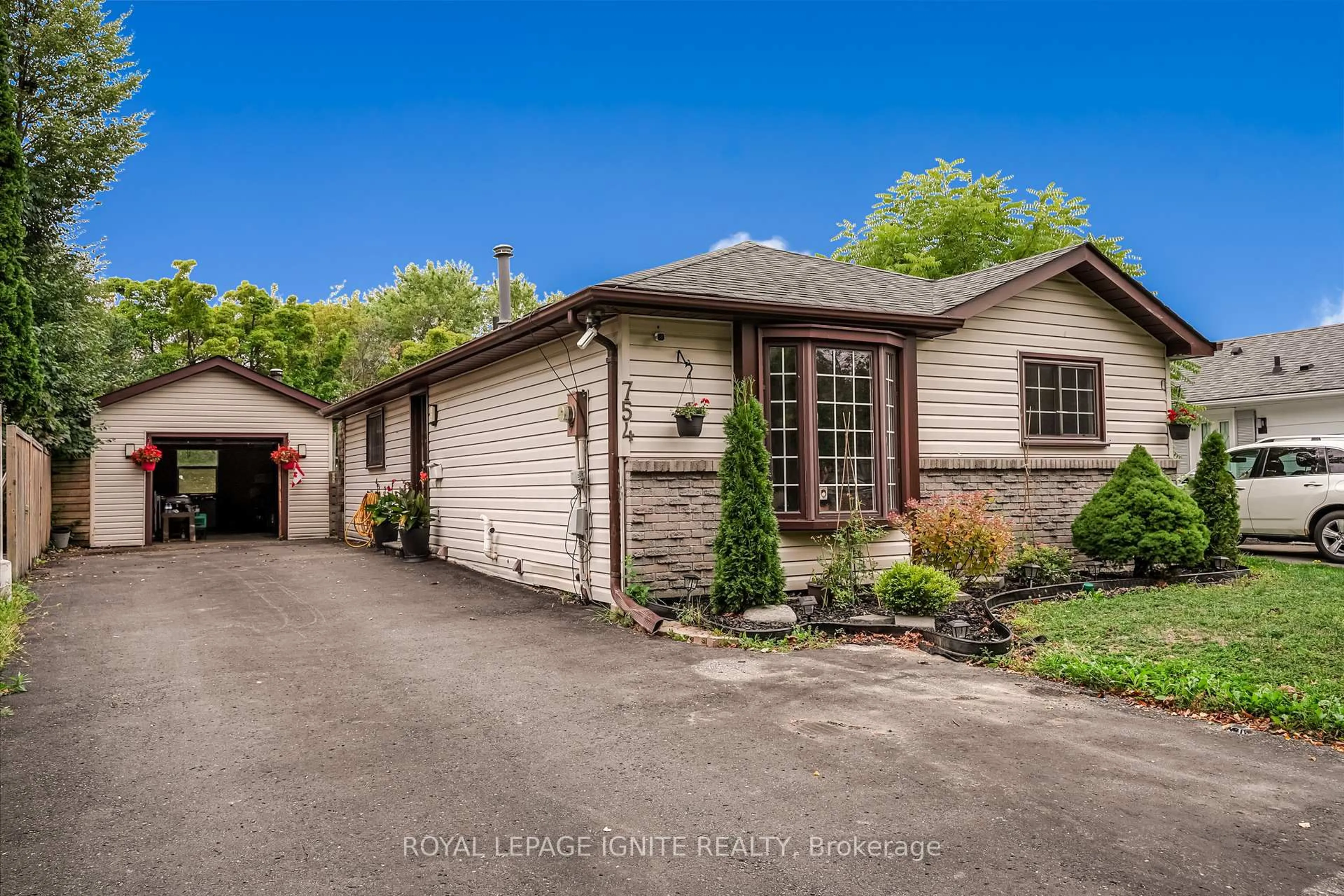 Unknown for 754 Downview Cres, Oshawa Ontario L1H 7W3
