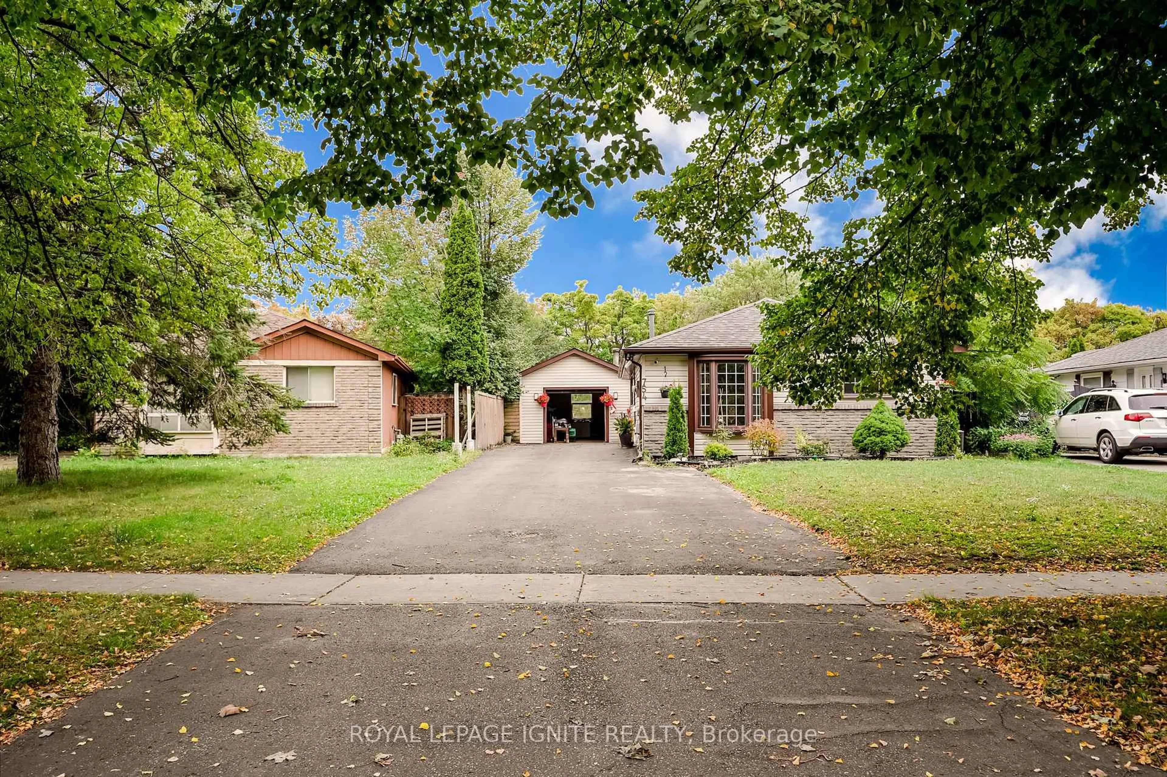 A pic from outside/outdoor area/front of a property/back of a property/a pic from drone, street for 754 Downview Cres, Oshawa Ontario L1H 7W3