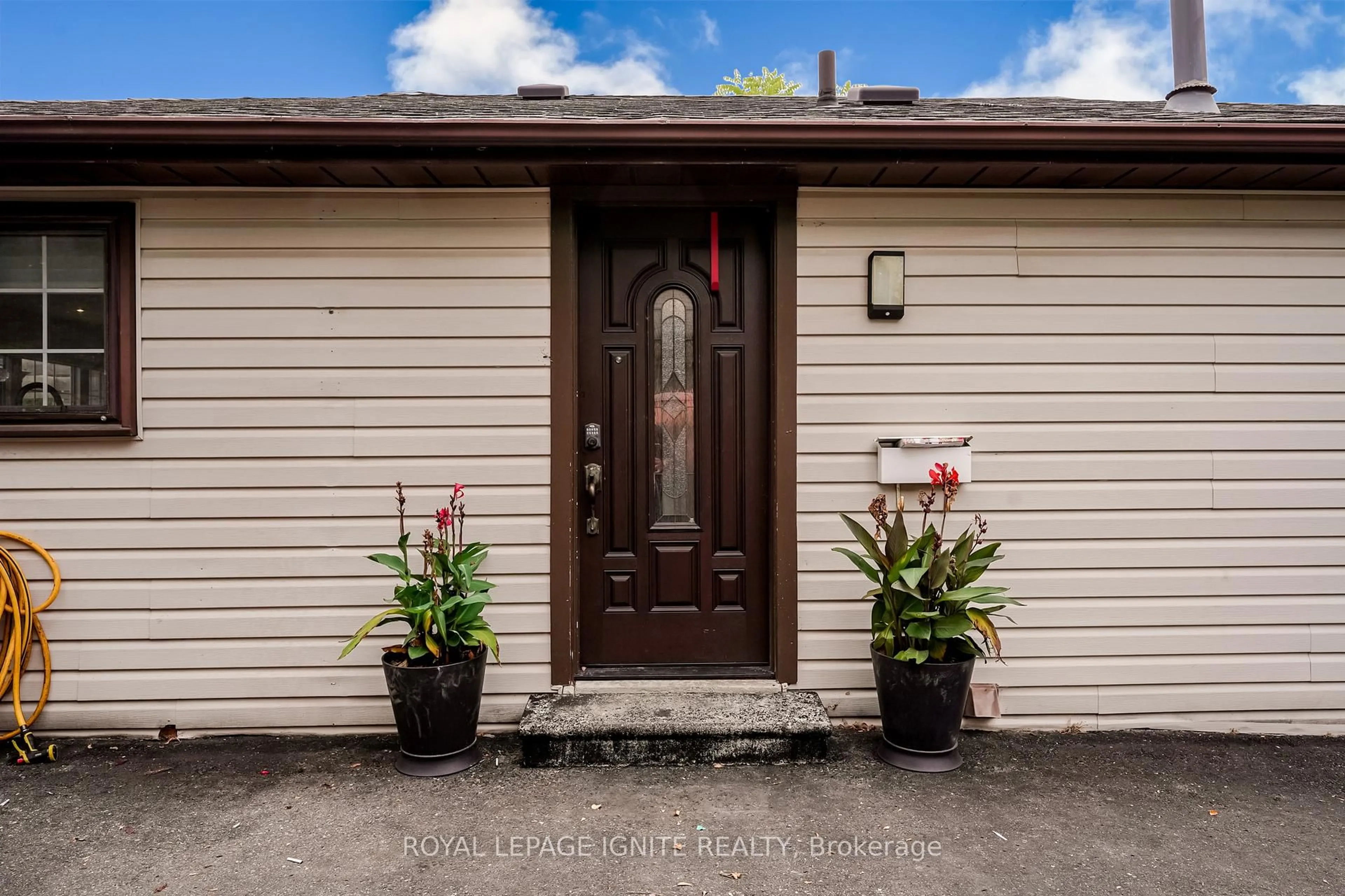 Indoor entryway for 754 Downview Cres, Oshawa Ontario L1H 7W3