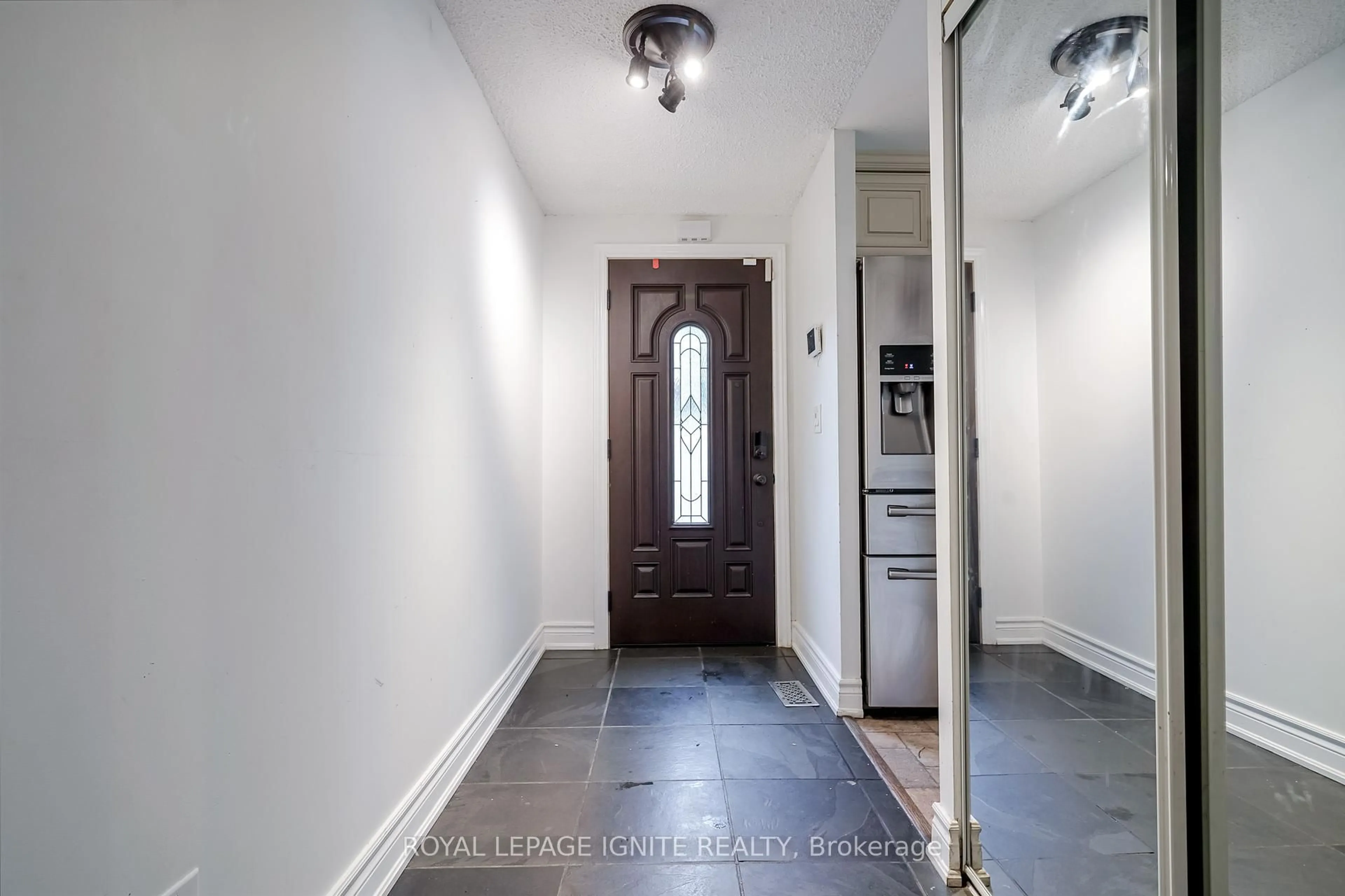 Indoor entryway for 754 Downview Cres, Oshawa Ontario L1H 7W3